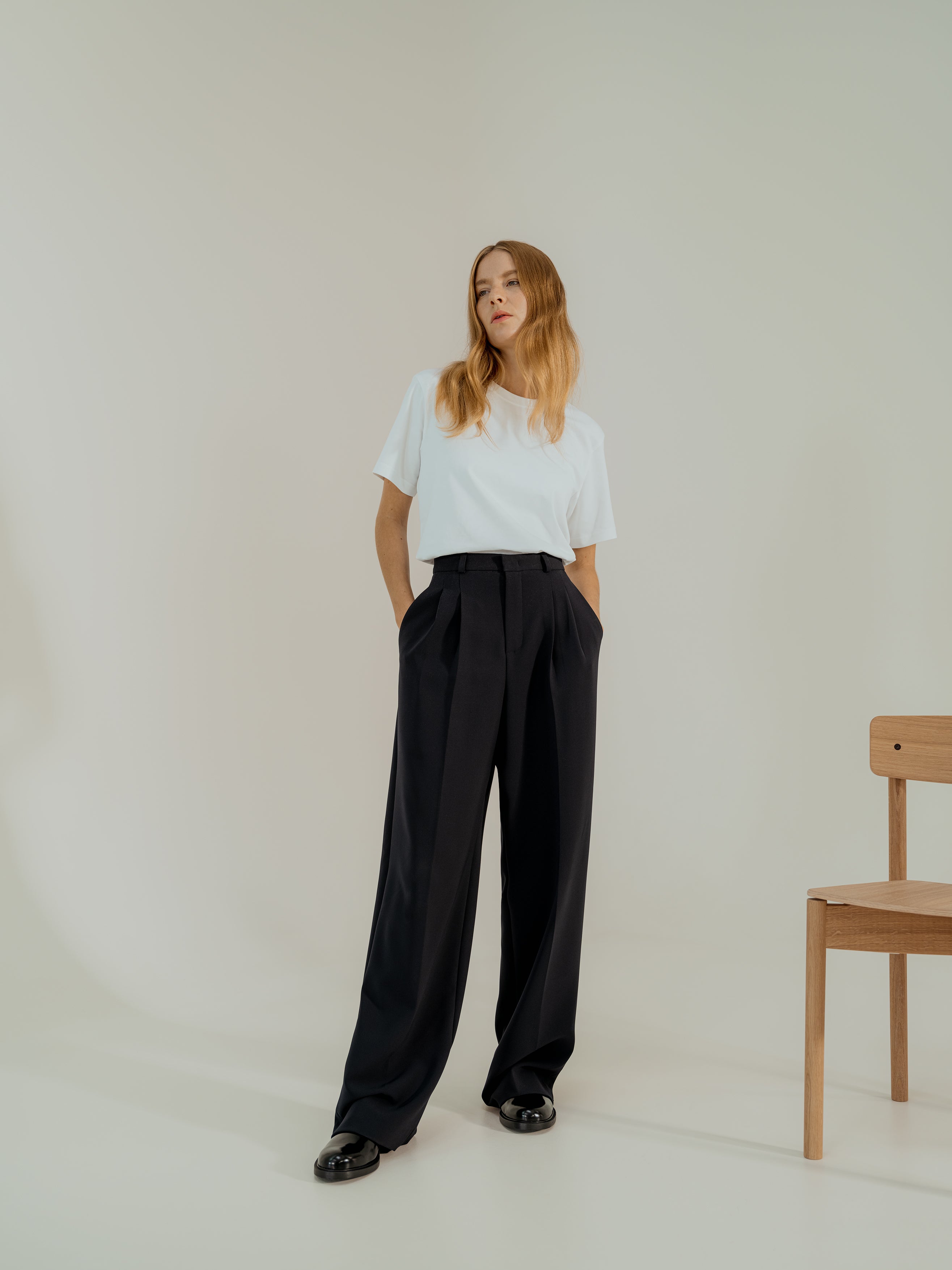 Marineblaue Hose 'NOA' von Rossi, elastisch und bequem, mit passendem Schnitt, auf einem weißen Hintergrund fotografiert.