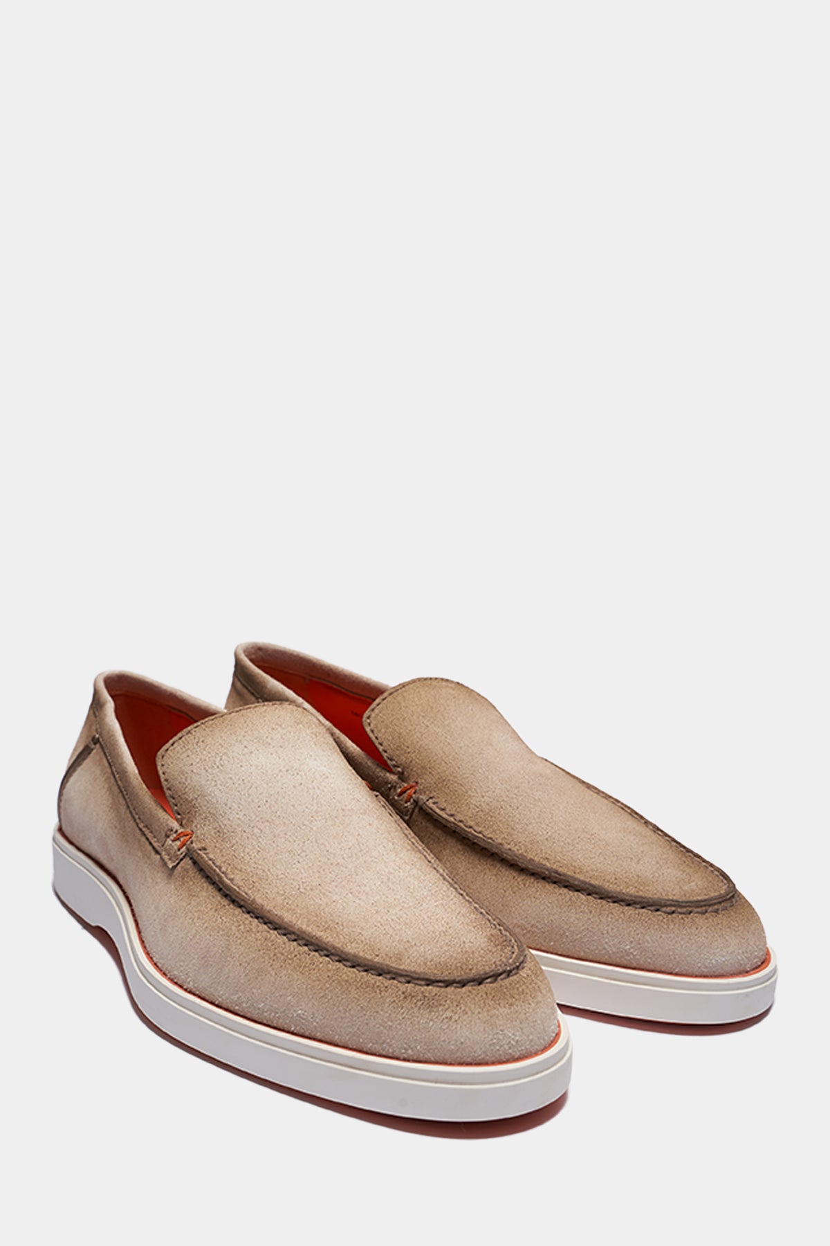 Beige Veloursleder Slipper von Santoni, elegante Schuhe mit weichem Leder und schlichtem Design, perfekt für einen stilvollen Look