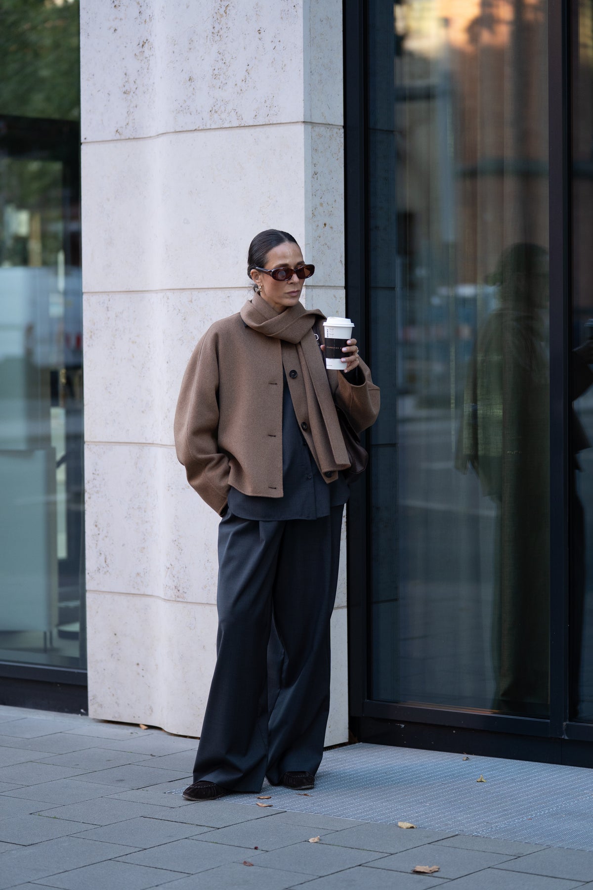 Shop the Look – ‘S Max Mara Jacke ‘Kate’ in cognac mit dunkelblauer Hose | C. Wirschke Düsseldorf