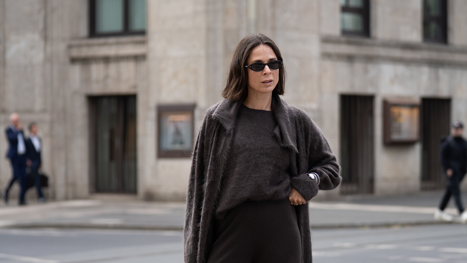 Patricia Wirschke in braunem Kaschmirstrick – Pre-Fall Kollektion 2026 bei C. Wirschke