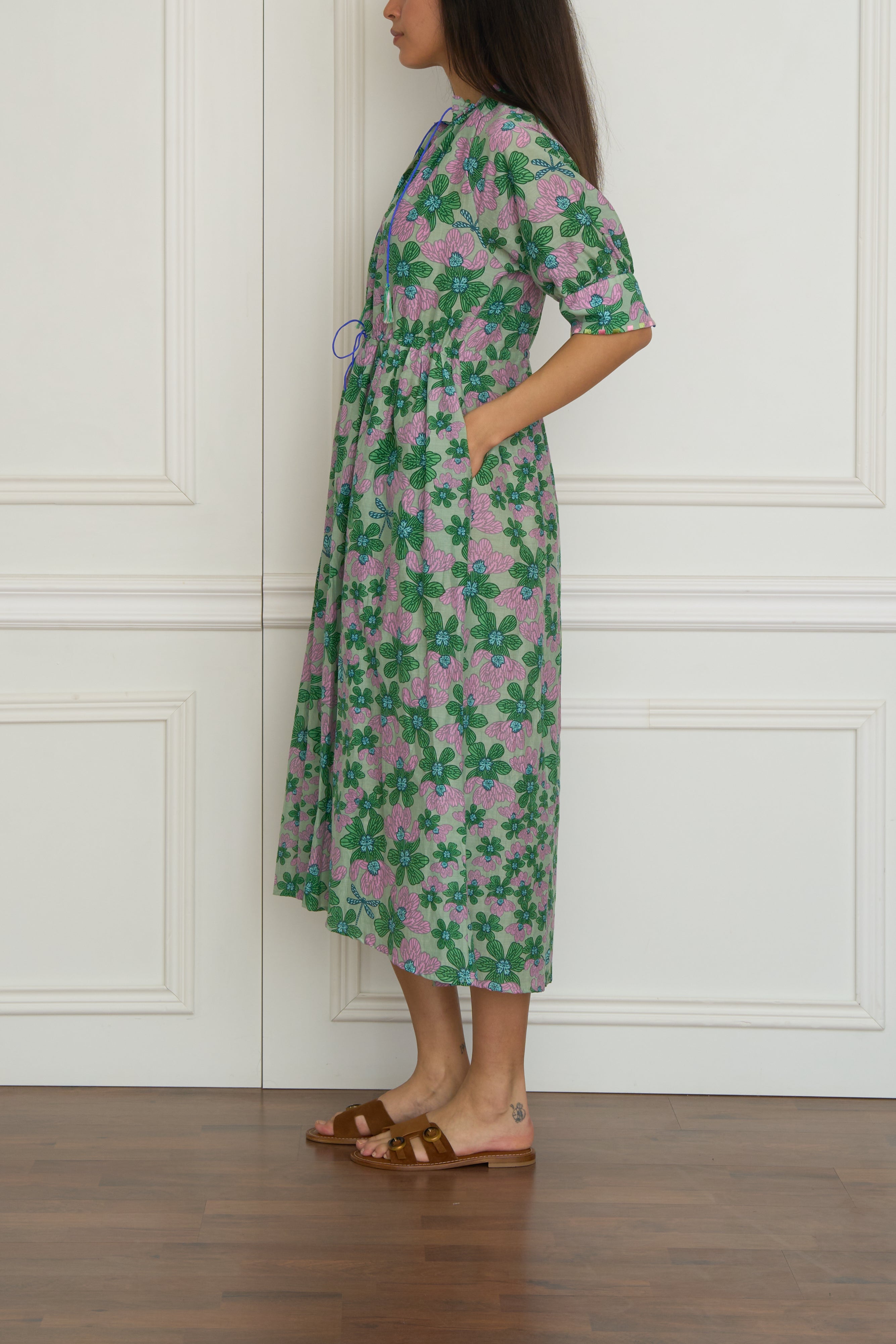 Tailliertes Midi-Kleid mit Floral-Print in grün