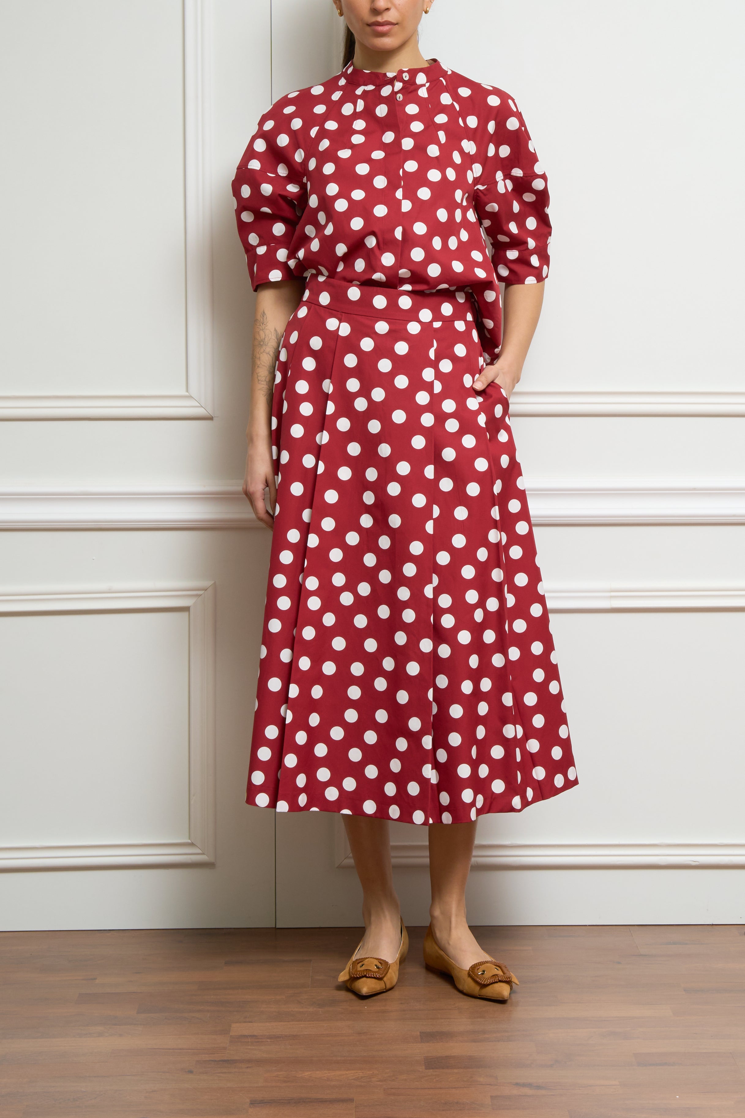 Zweiteiler mit Polka-Dots in rot