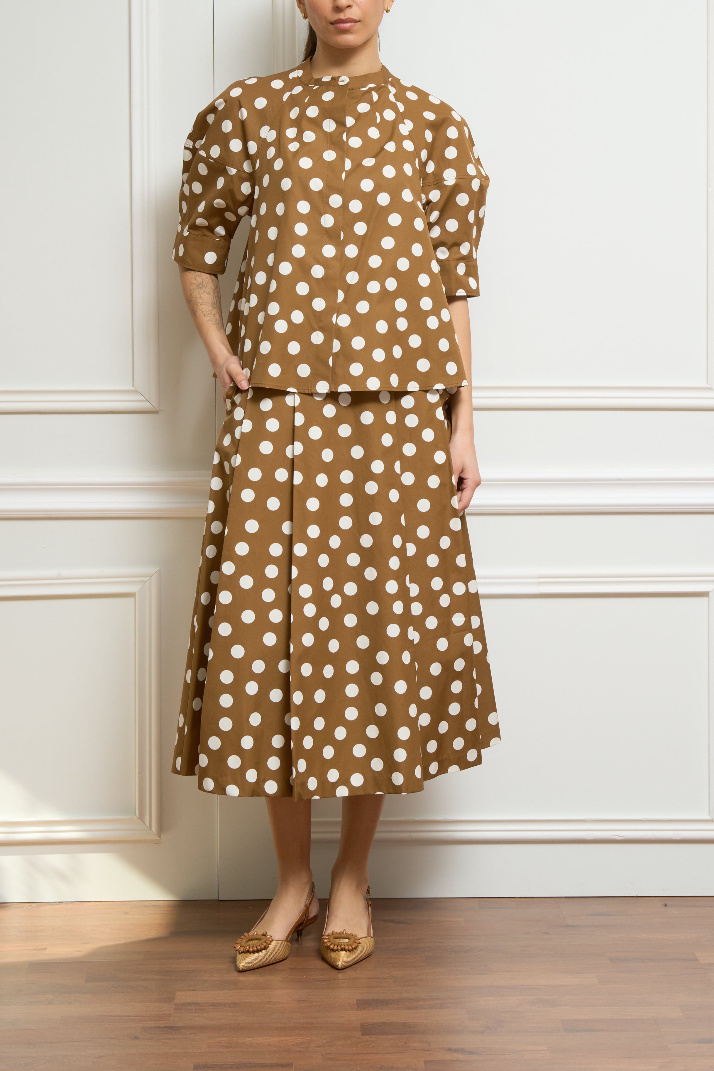 Zweiteiler mit Polka-Dots in braun