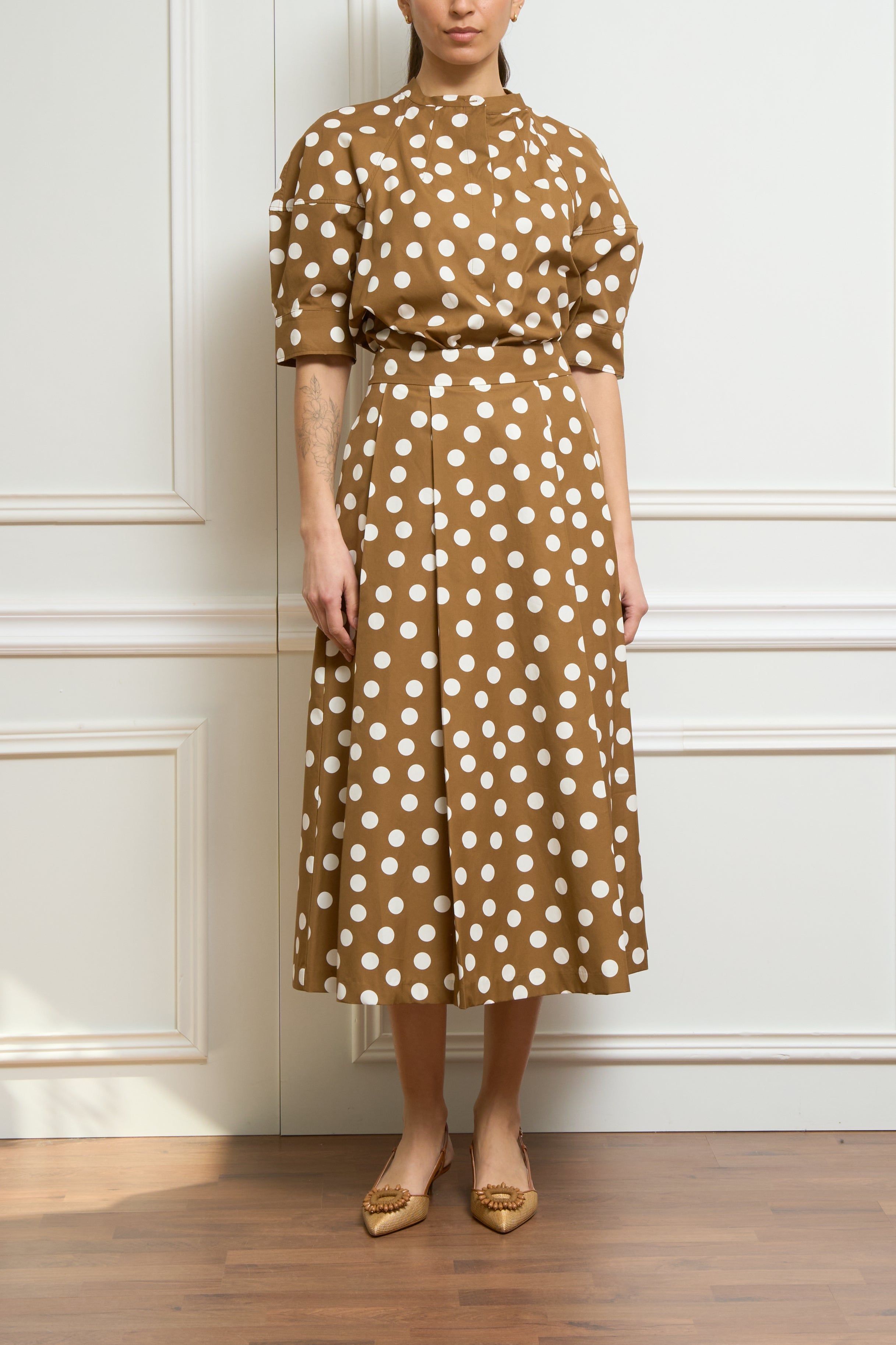 Zweiteiler mit Polka-Dots in braun