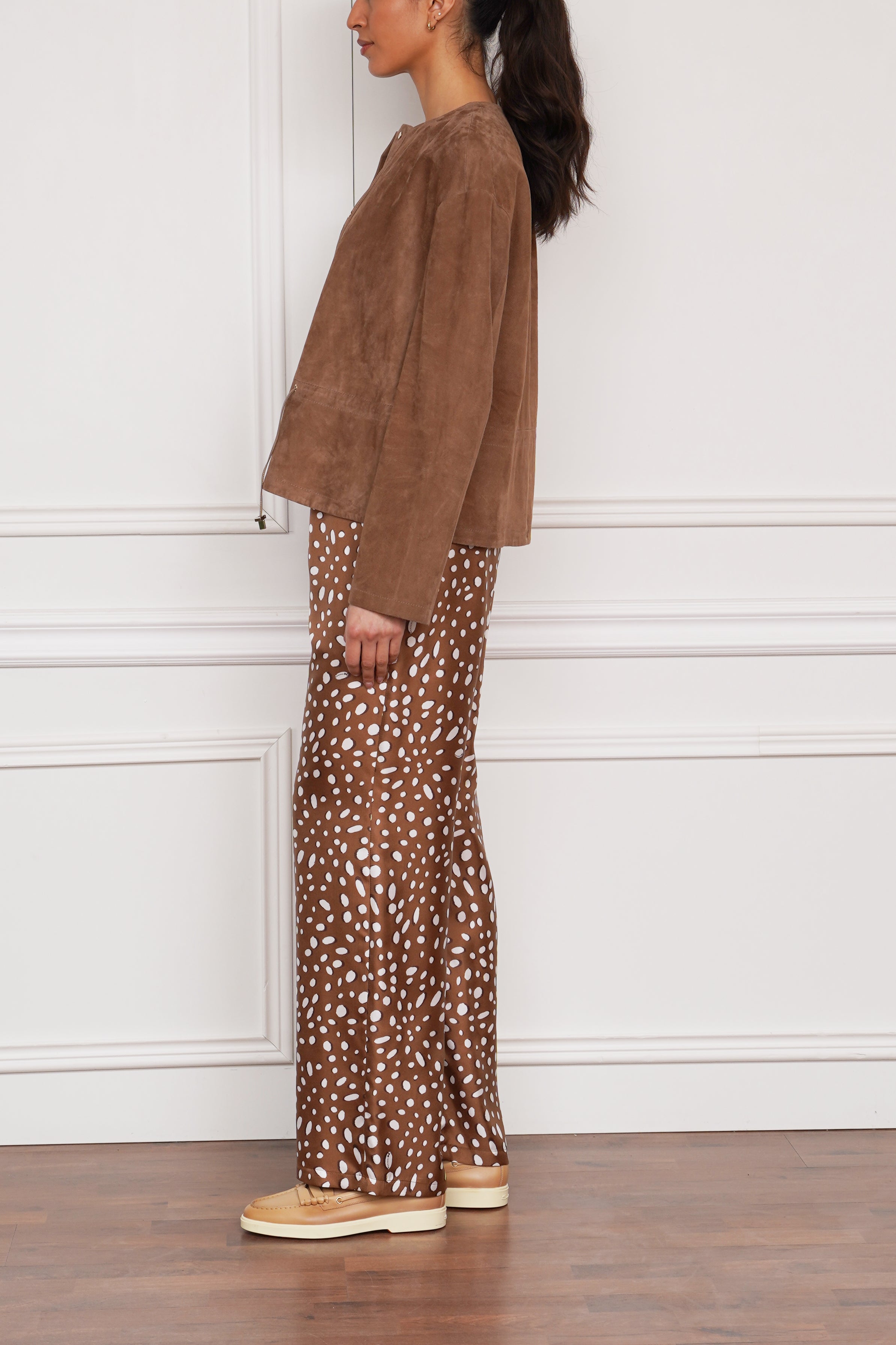 Gepunktete Seidenhose in braun