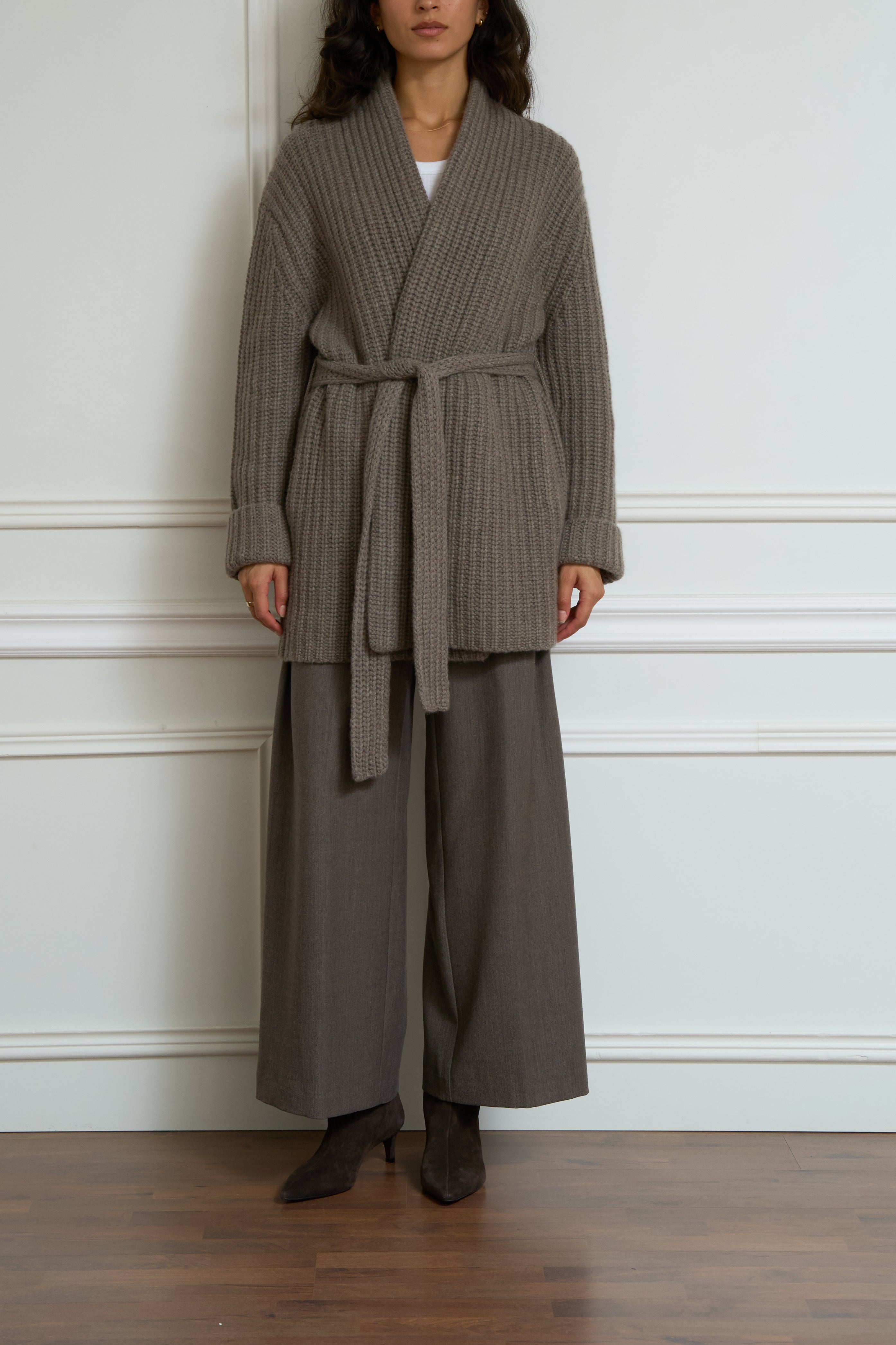 Wickelstrickjacke mit Bindegürtel in taupe