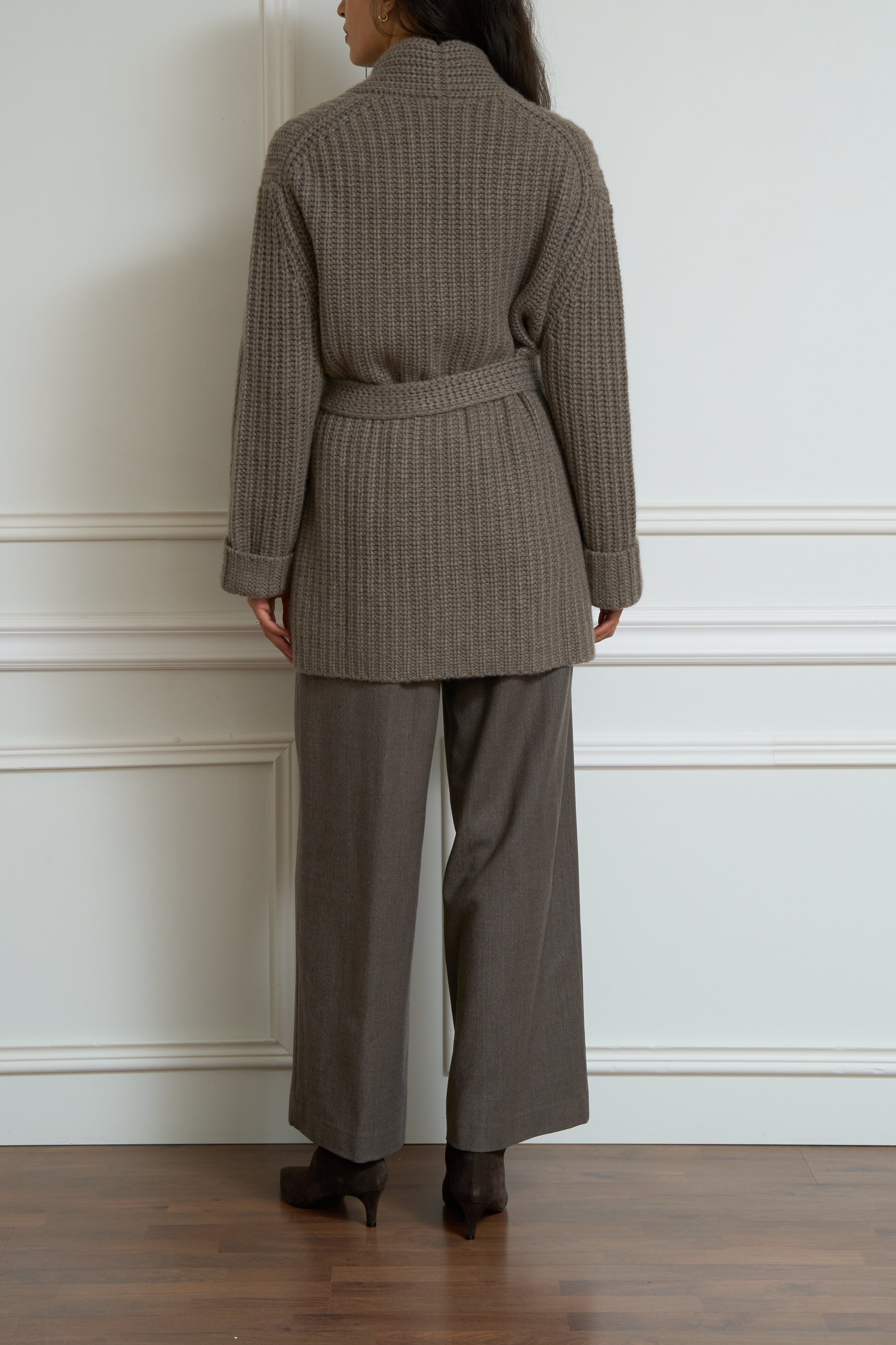 Wickelstrickjacke mit Bindegürtel in taupe