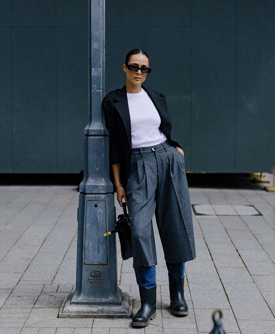 PNTS x Ludwig Reiter – Frau in schwarzem Blazer, weitem Denim und schwarzen Stiefeln | C. Wirschke Düsseldorf