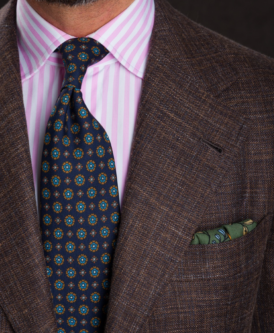 Krawatten – gemusterte Krawatte zu braunem Tweed-Sakko | C. Wirschke Düsseldorf