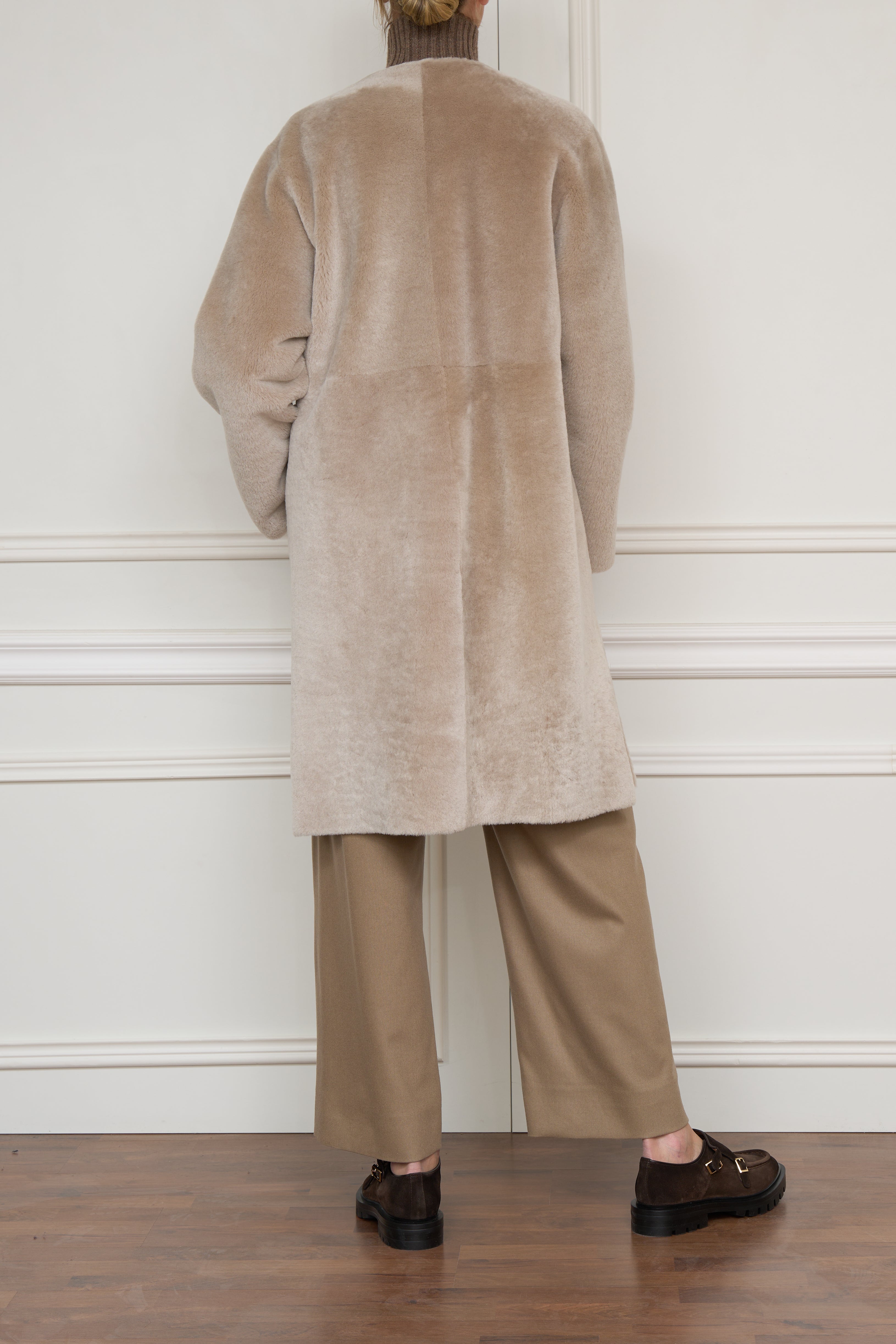 Wendemantel aus Lammfell und Leder in beige