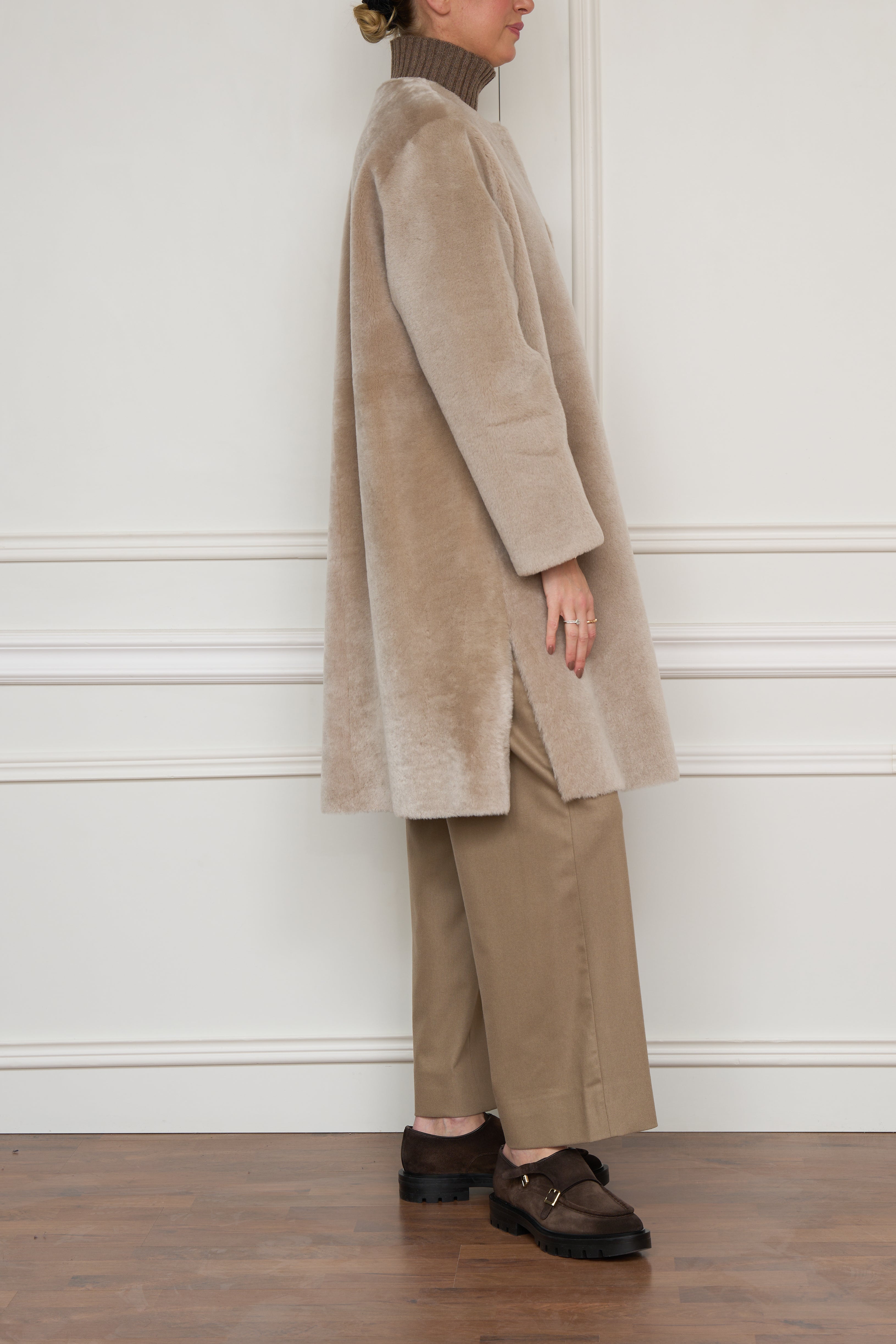 Wendemantel aus Lammfell und Leder in beige