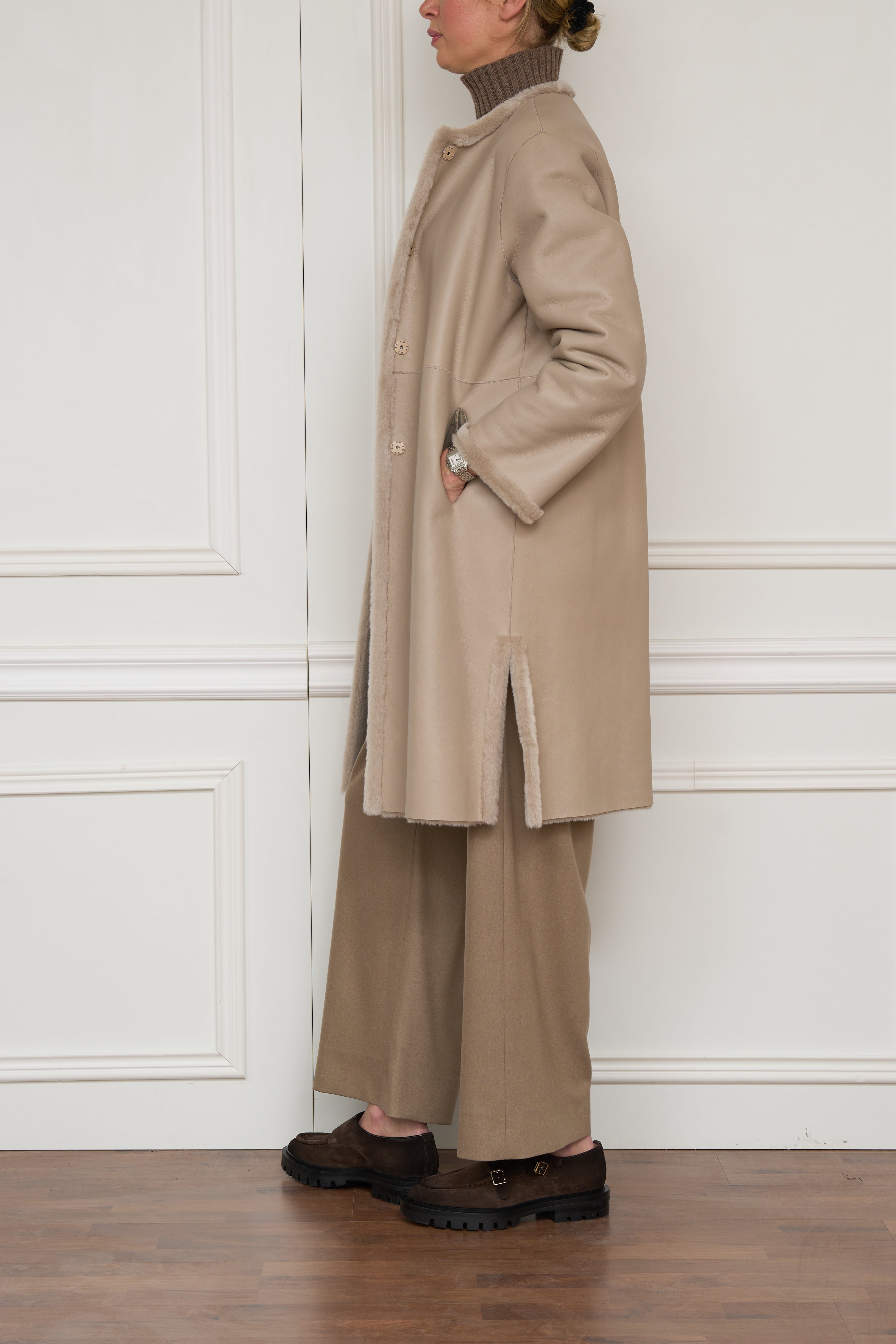 Wendemantel aus Lammfell und Leder in beige