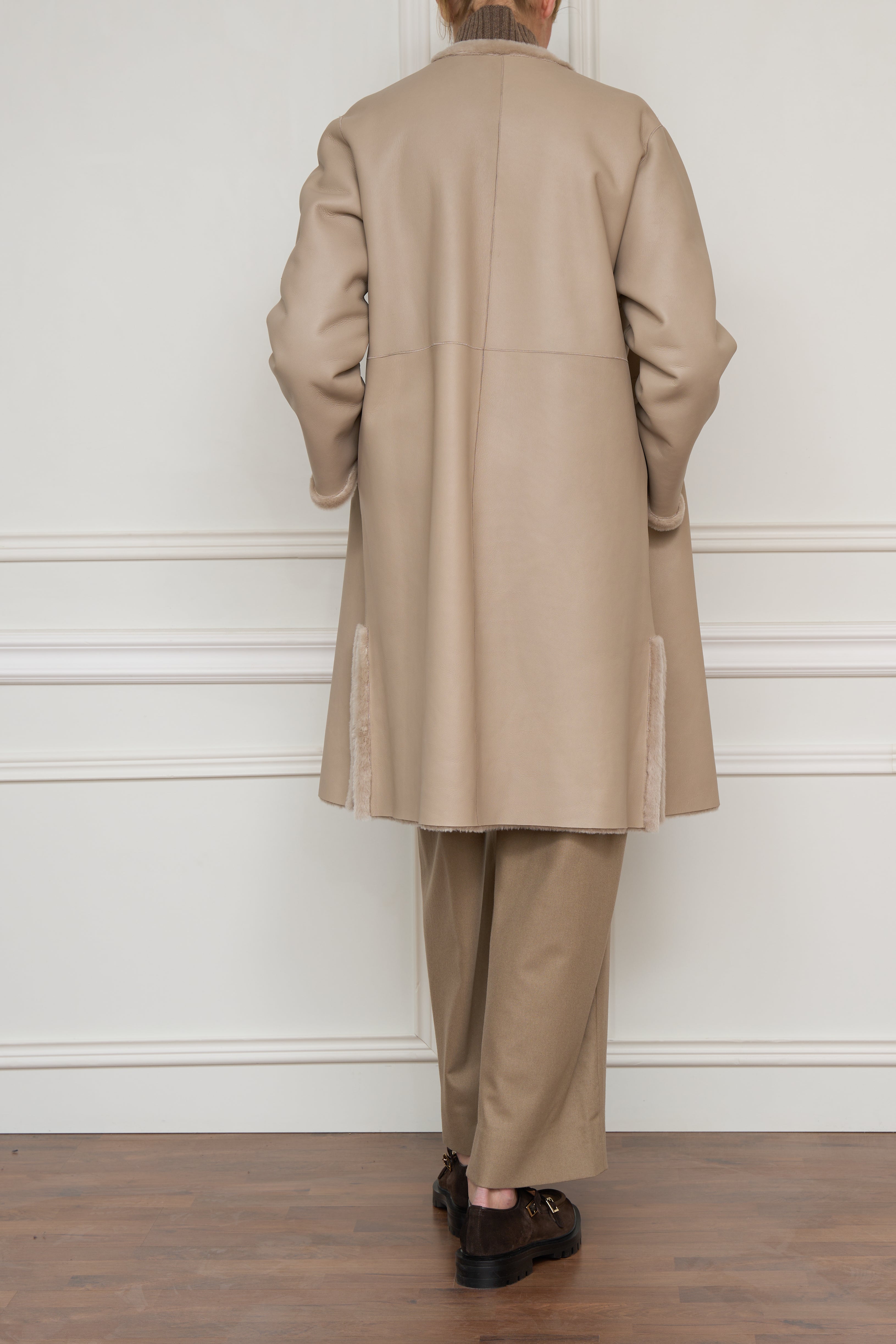 Wendemantel aus Lammfell und Leder in beige