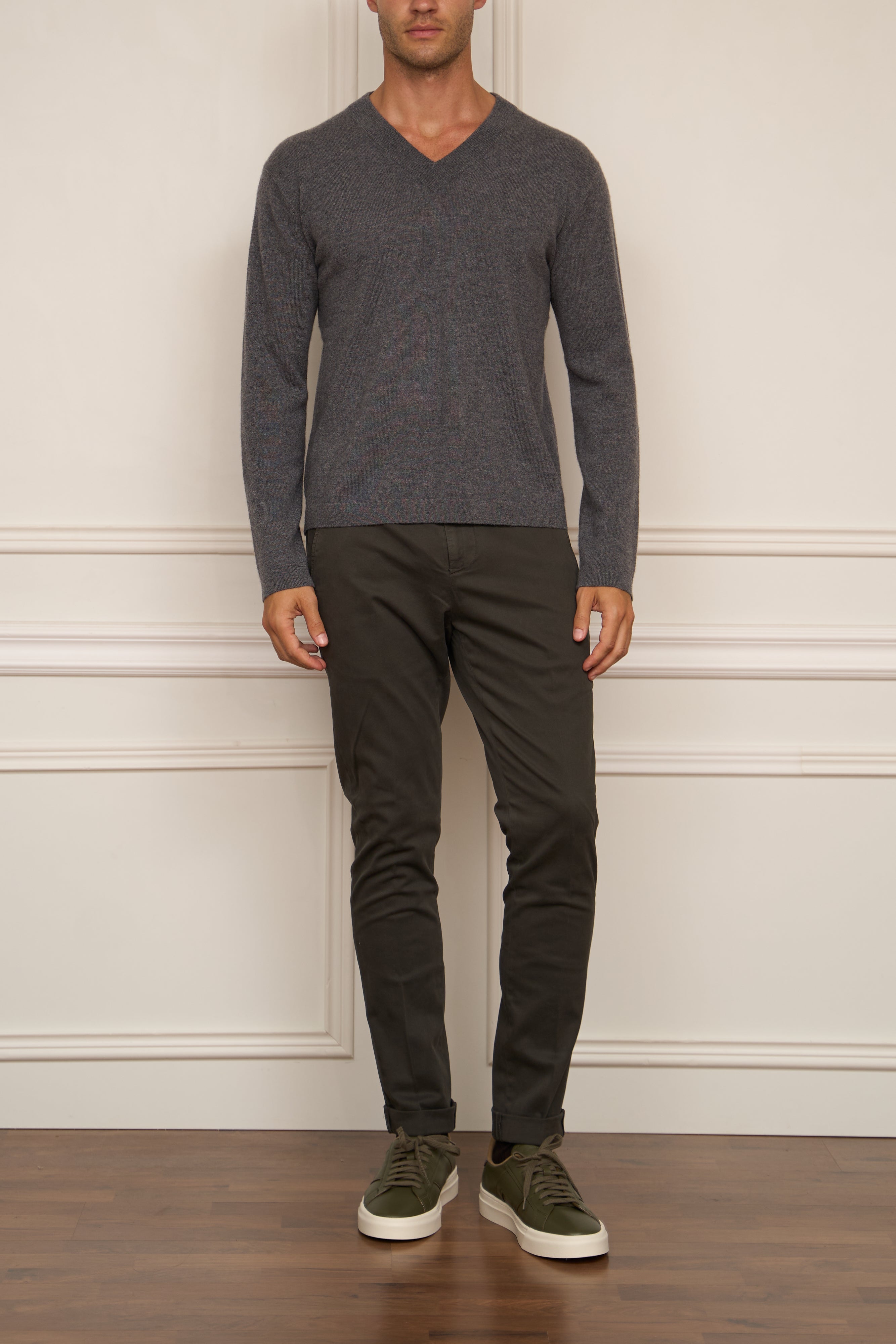 V-Pullover in grau