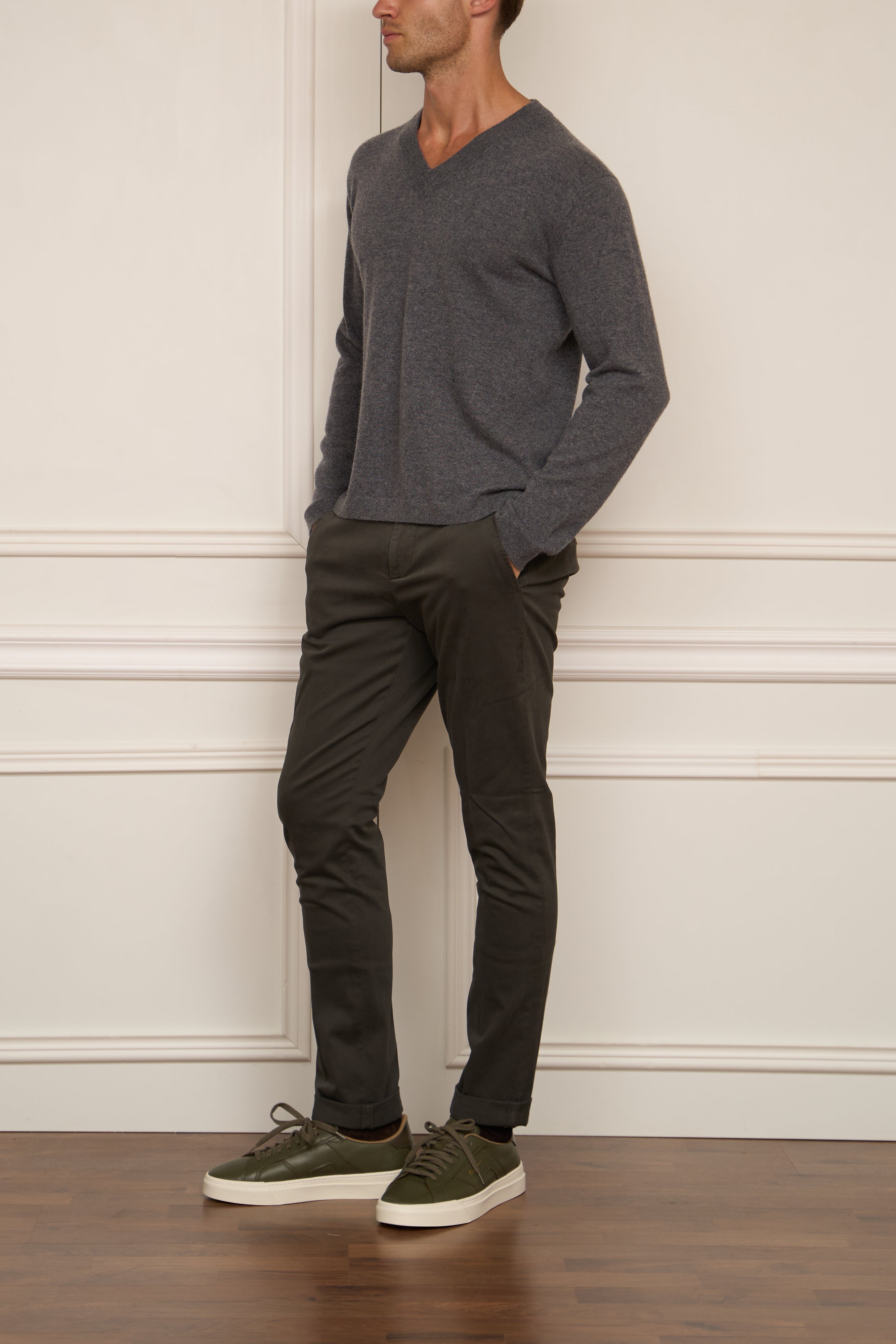 V-Pullover in grau