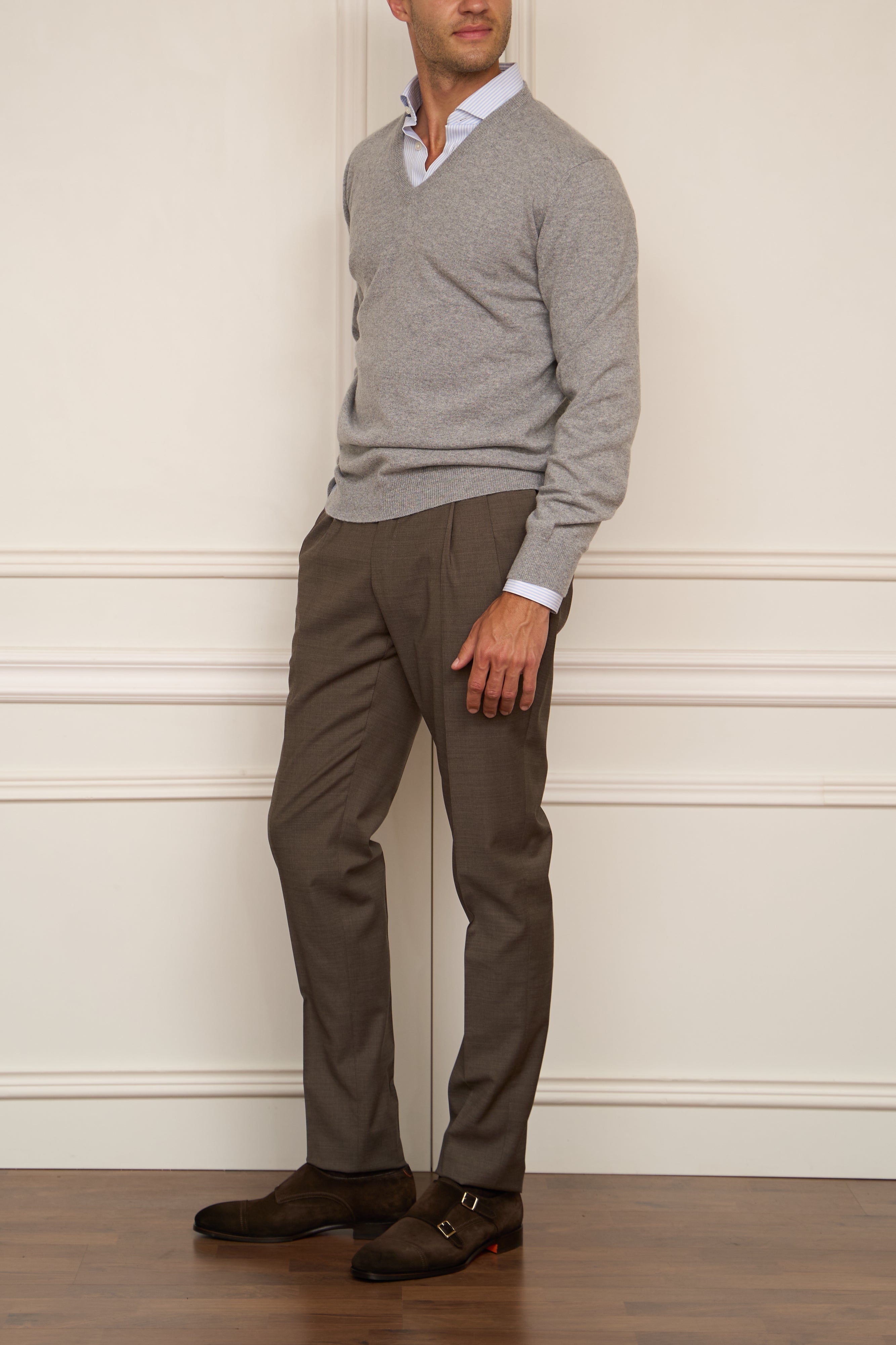 V-Pullover in grau