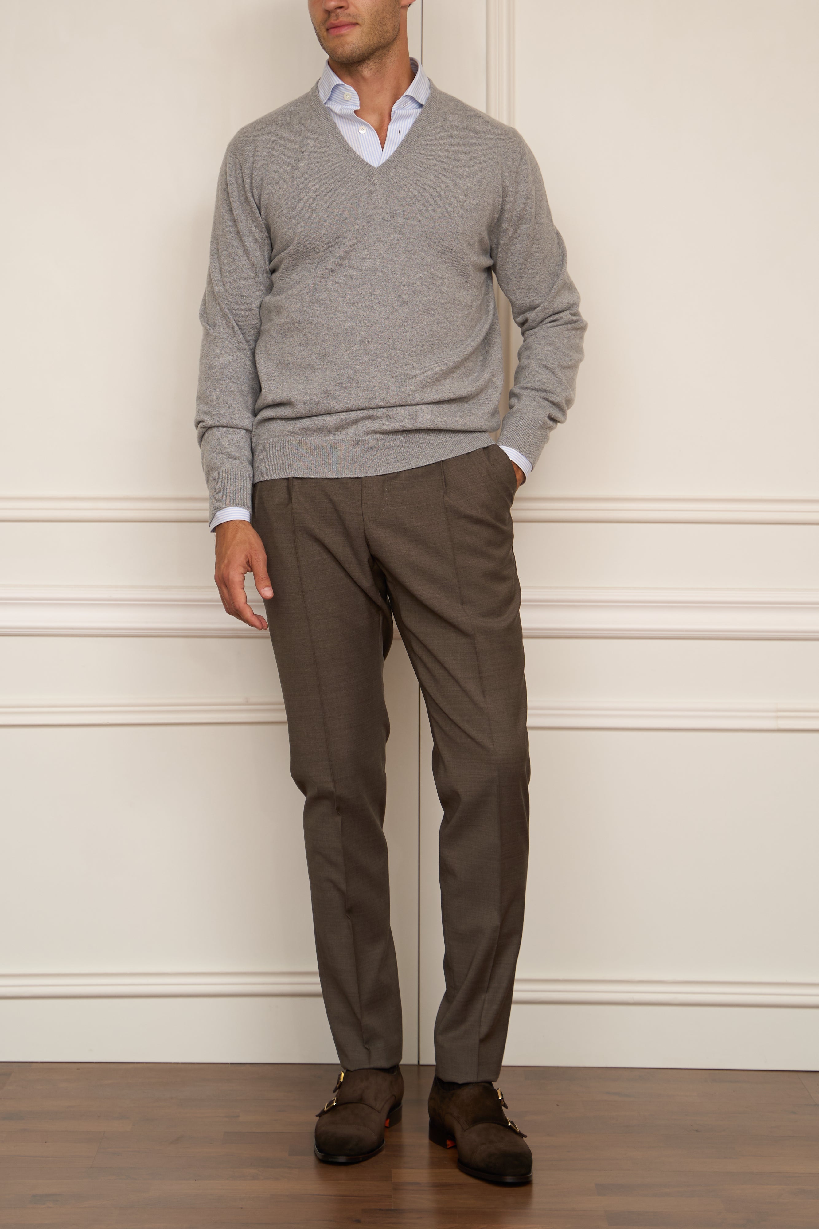 V-Pullover in grau