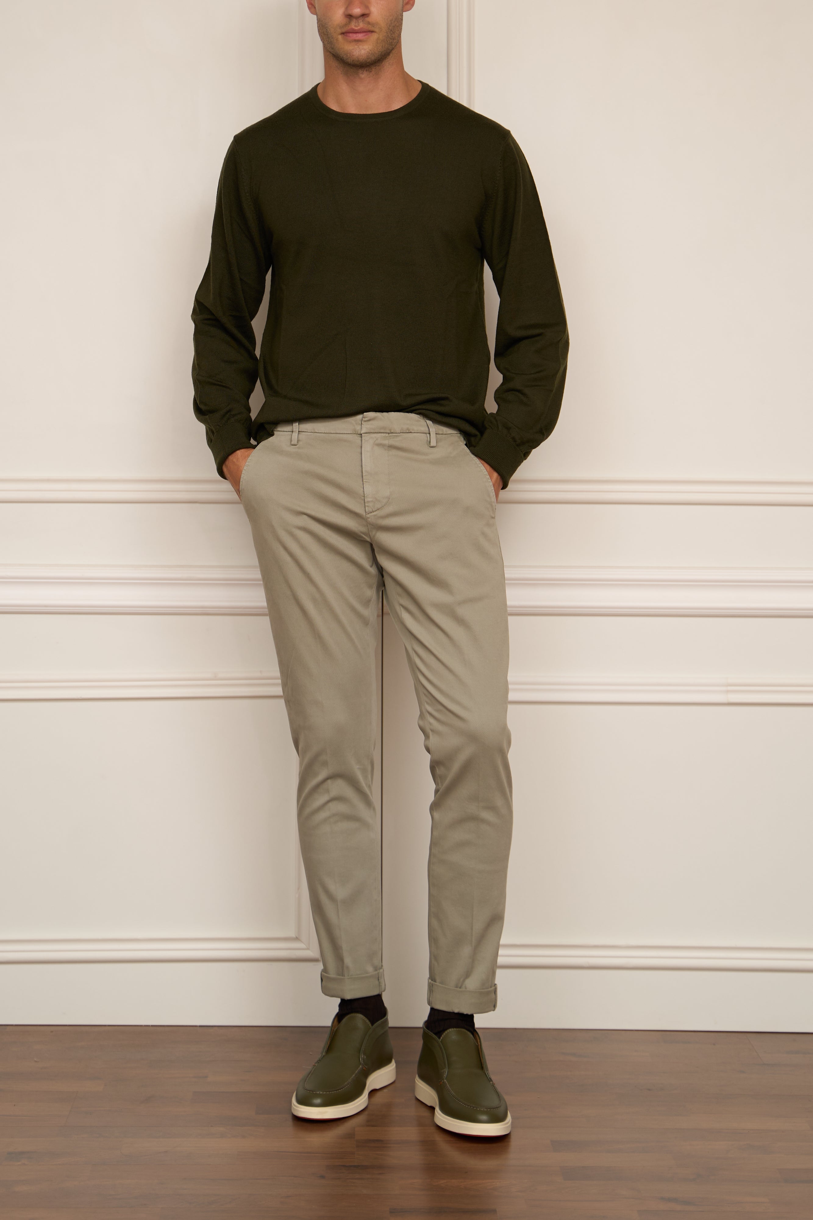 Chino in khaki