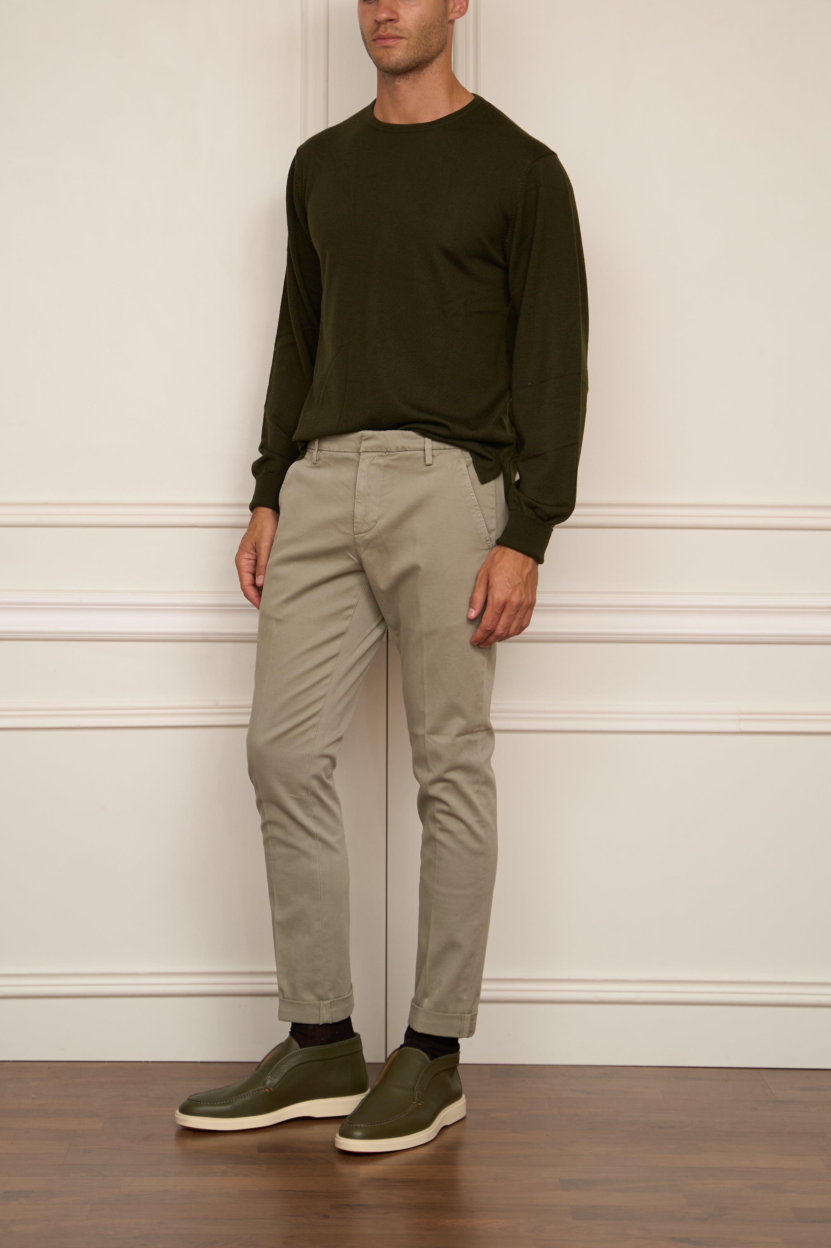 Chino in khaki