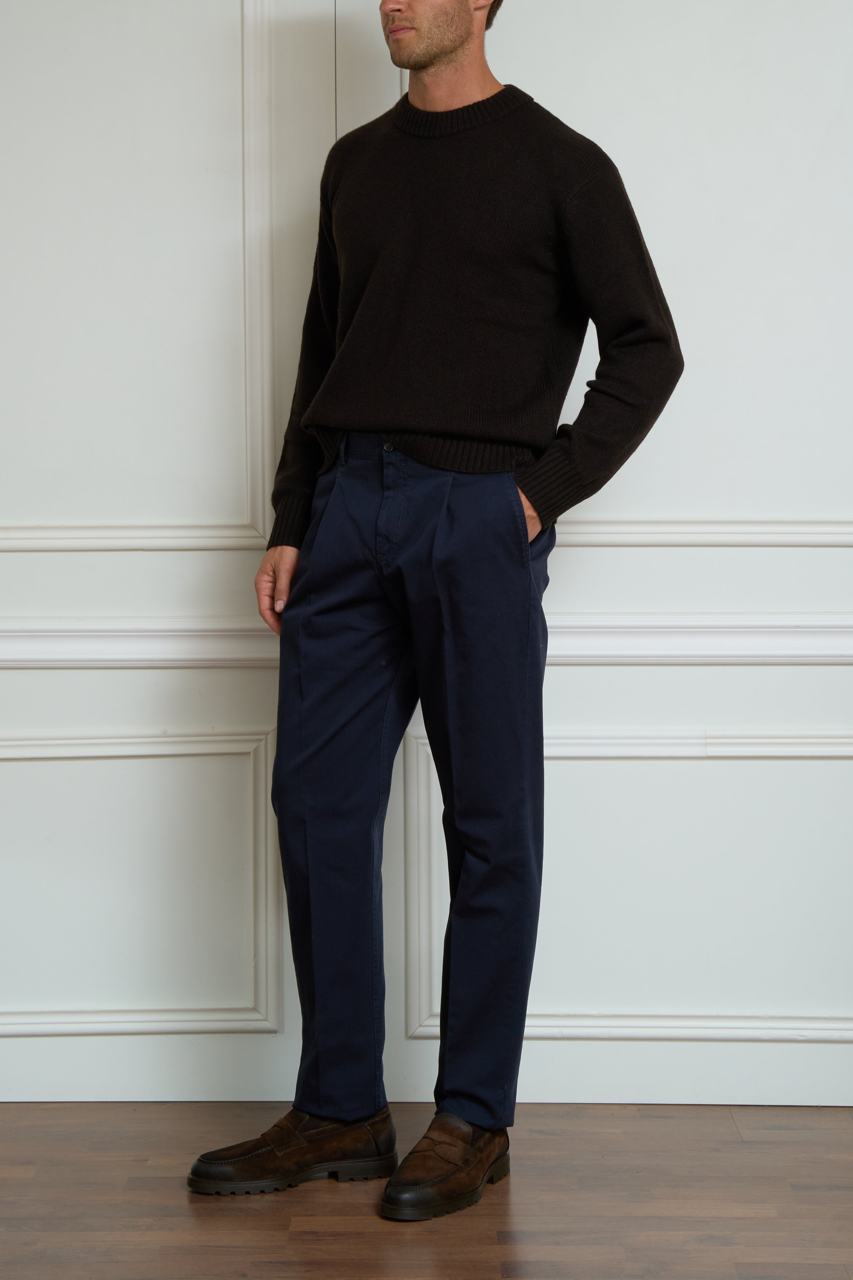 Pleated trousers in navy