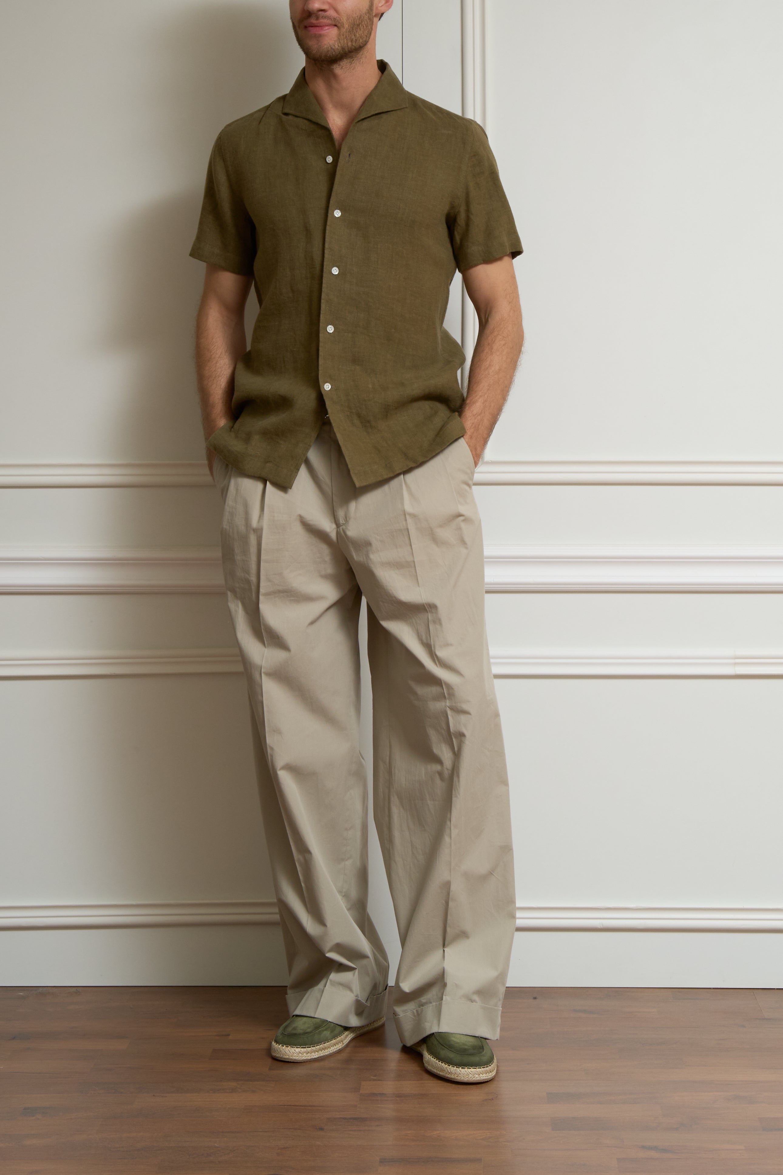 Kurzarm-Hemd in olive