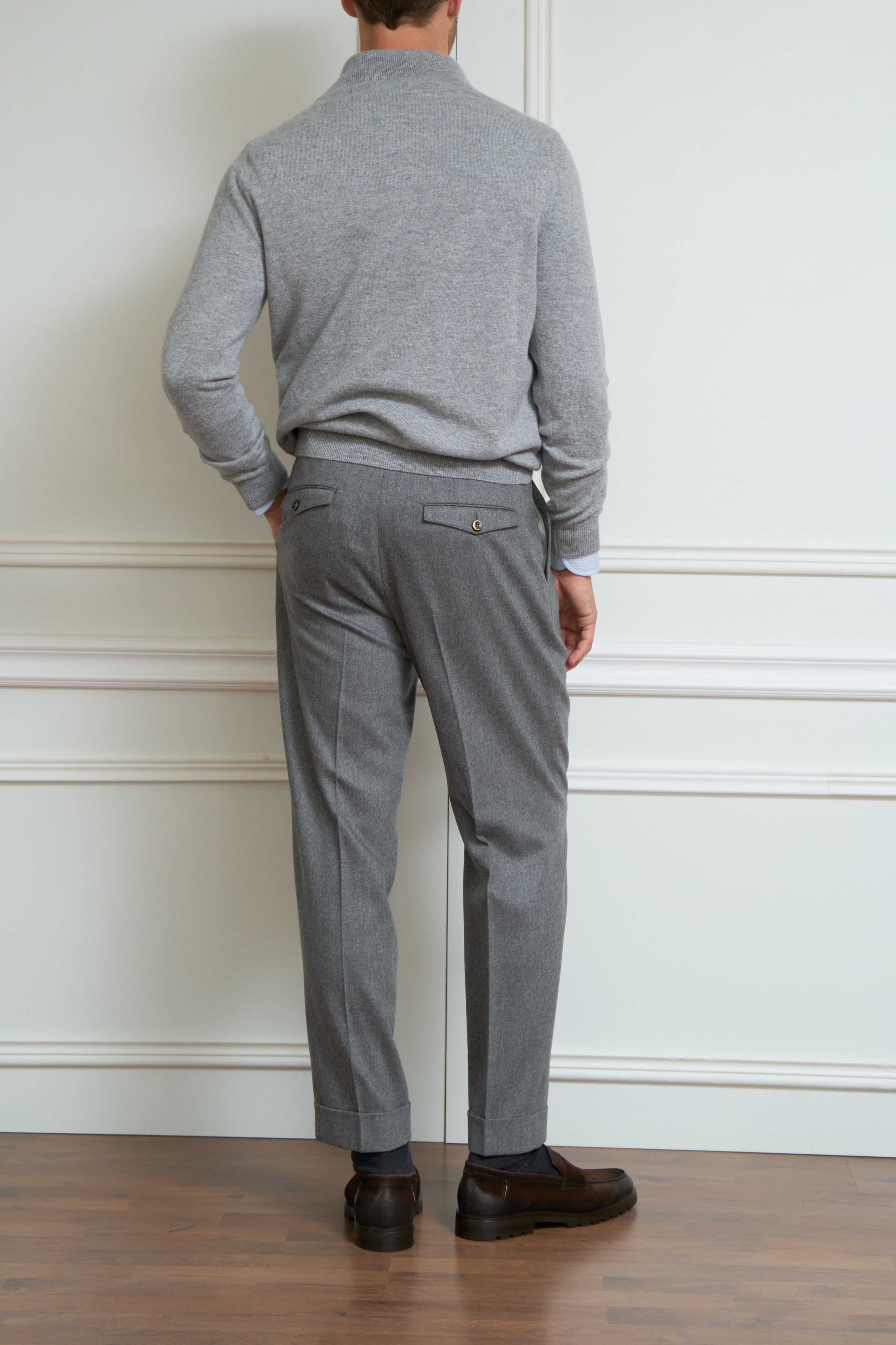 Pleated trousers in grey 
