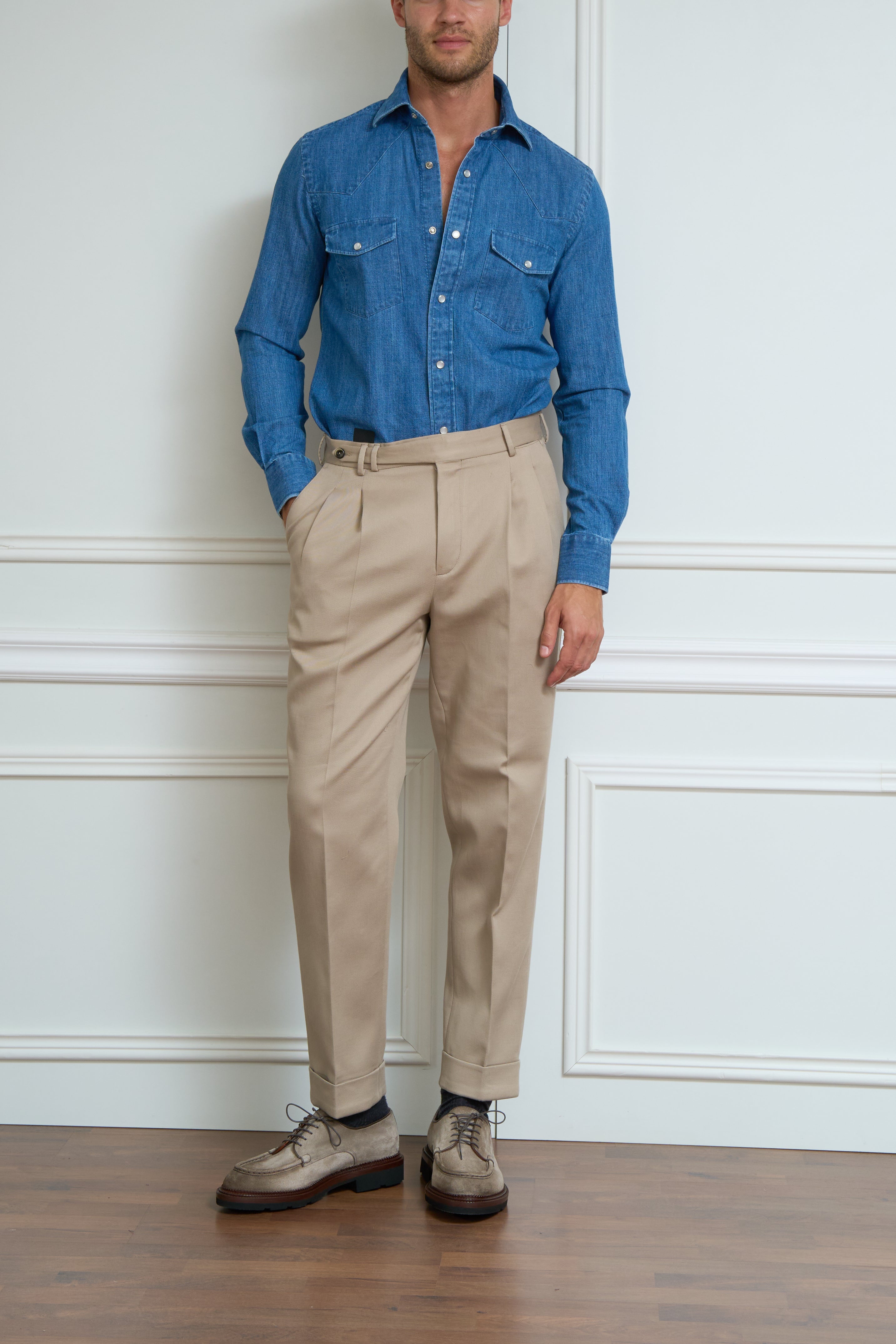 Pleated trousers in beige