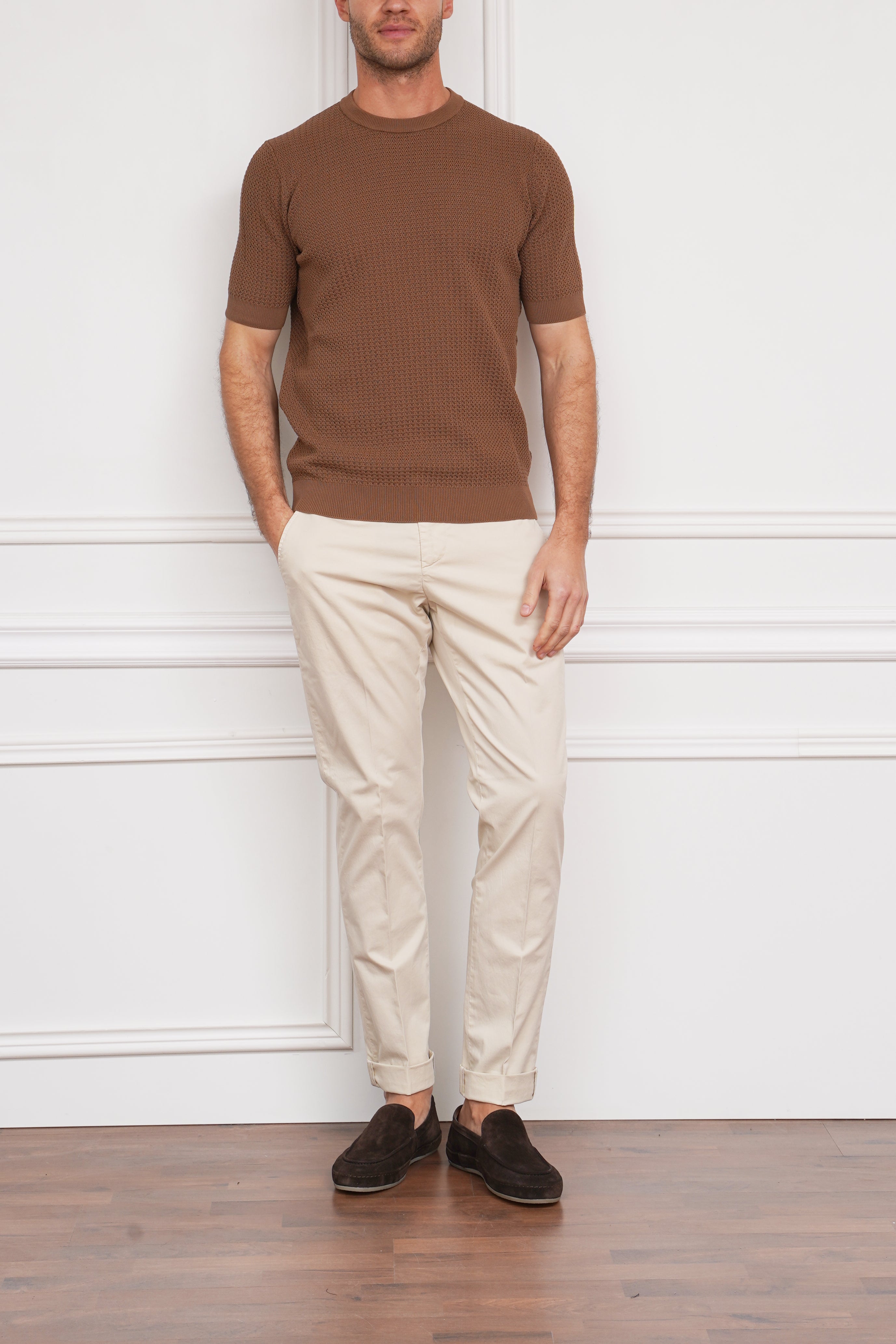 Gestricktes T-Shirt in braun