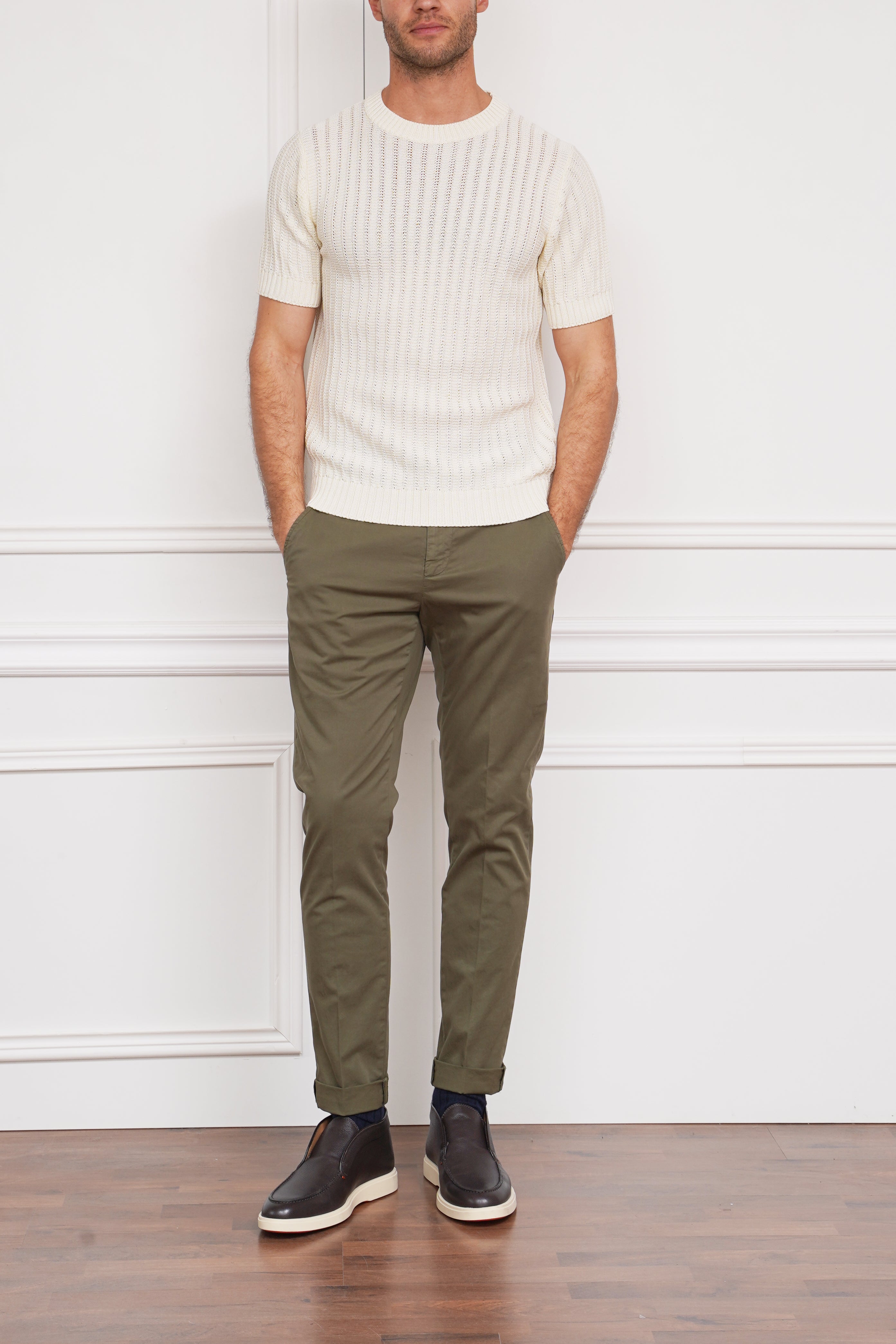 Gestricktes T-Shirt in weiß