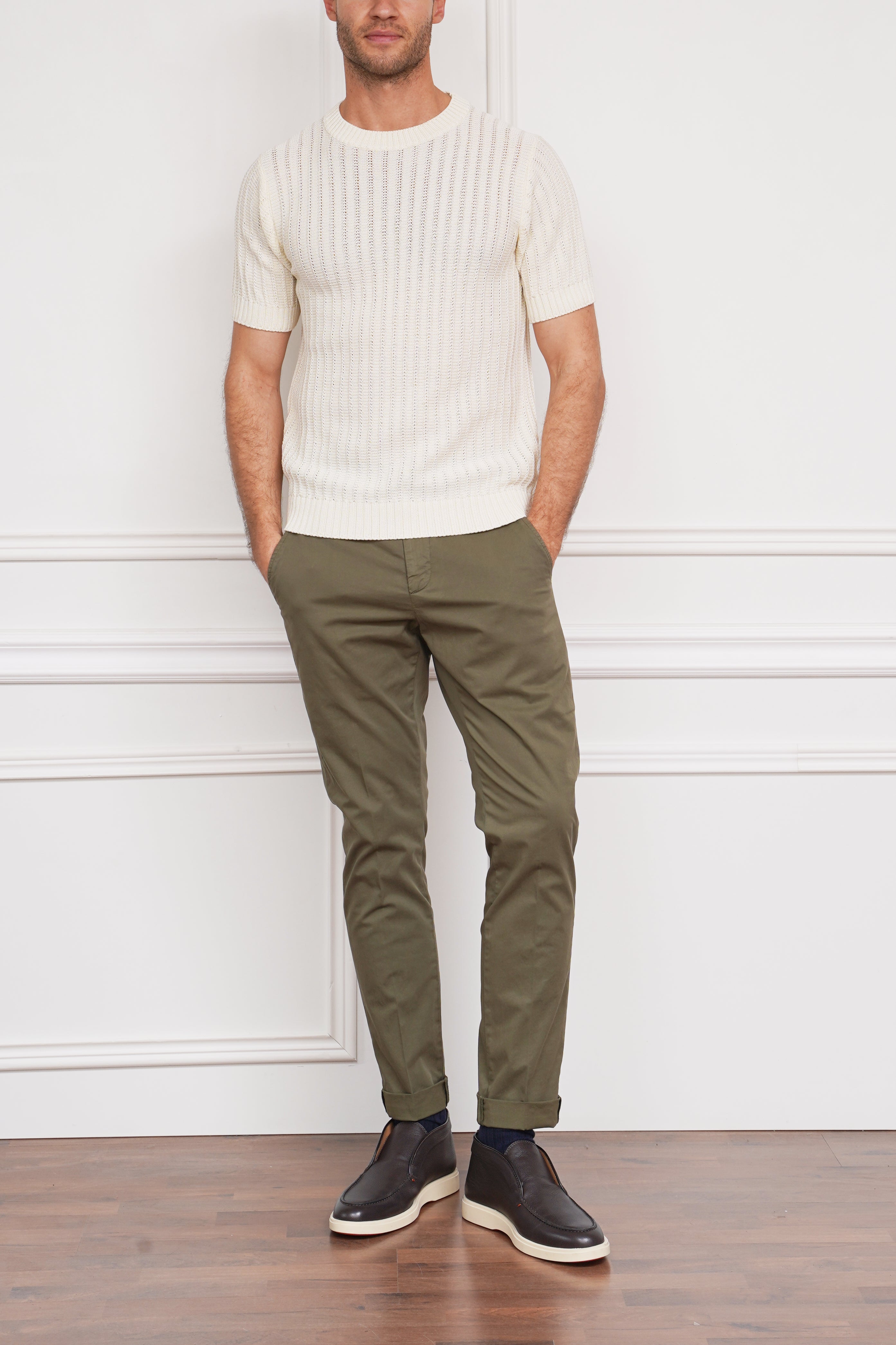 Gestricktes T-Shirt in weiß