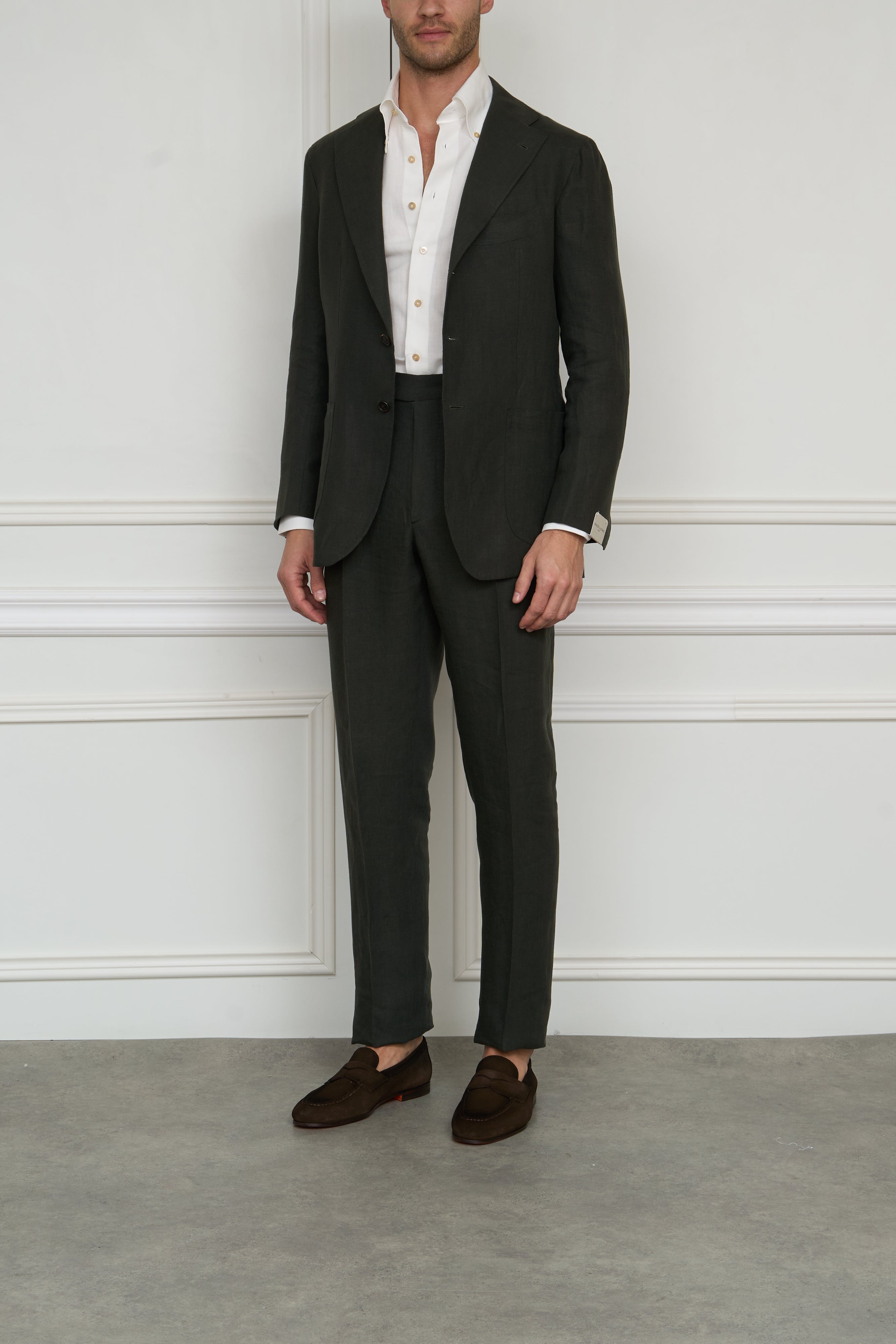 Linen suit in olive 