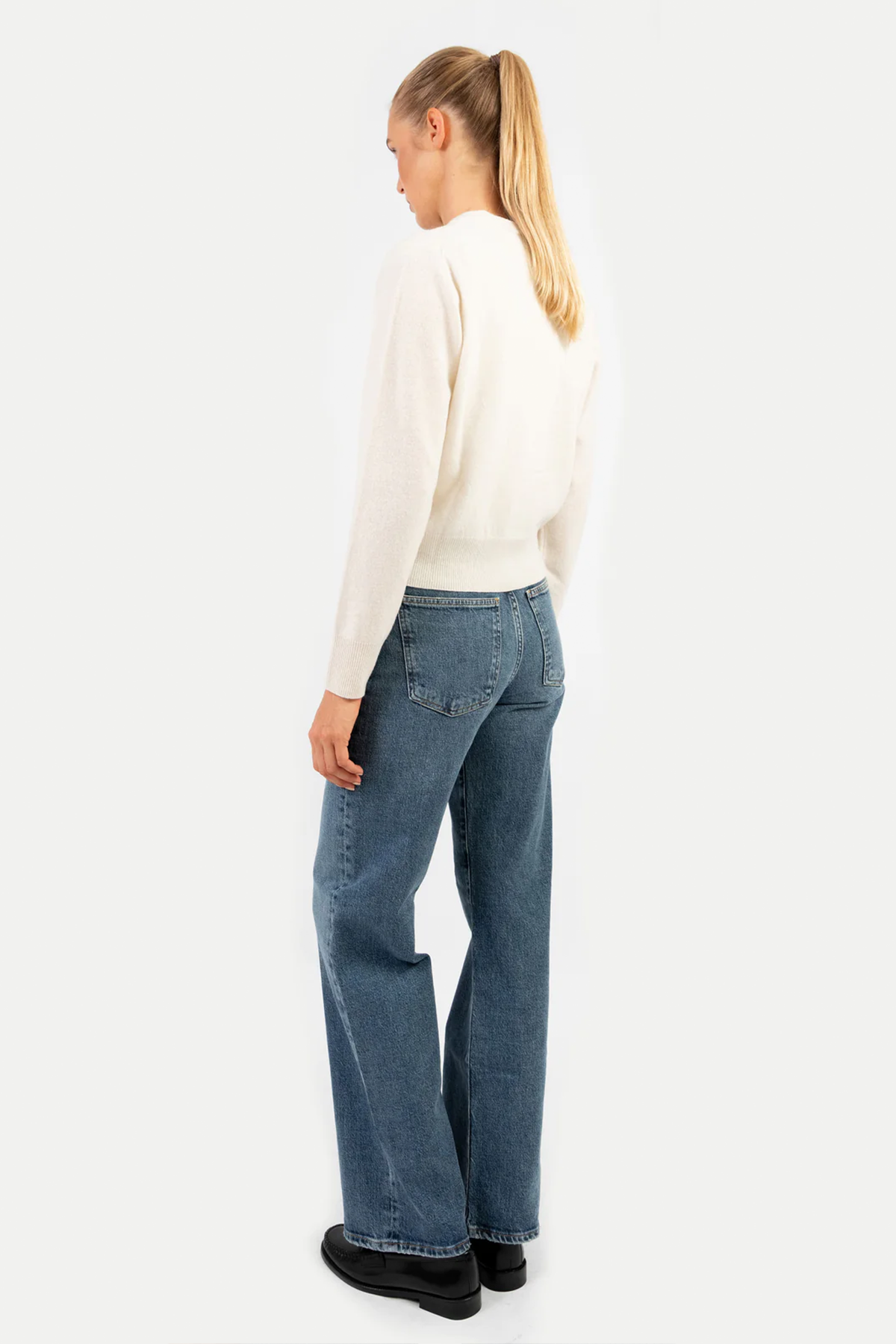 Strickjacke weiß Seitenansicht Anna V Berg - C.Wirschke Düsseldorf