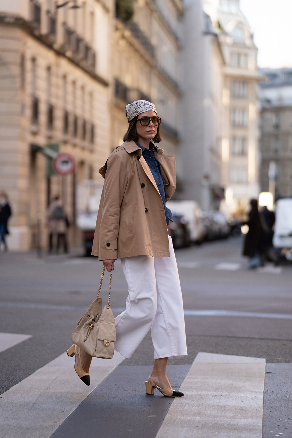 Kurzer Trenchcoat in cognac