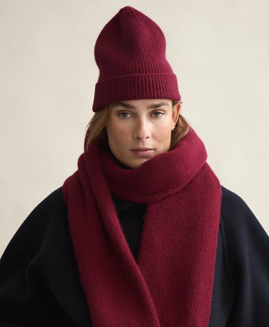Le Bonnet – Frau mit Beanie und Schal aus Wolle in Bordeaux | C. Wirschke Düsseldorf