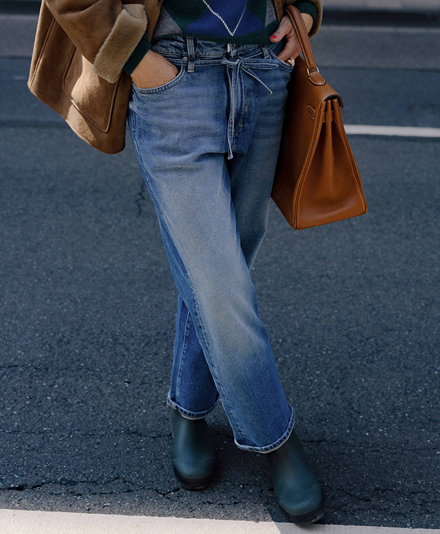 The Trouser Edit – weite Jeans mit Shearling-Jacke und cognacfarbener Tasche | C. Wirschke Düsseldorf