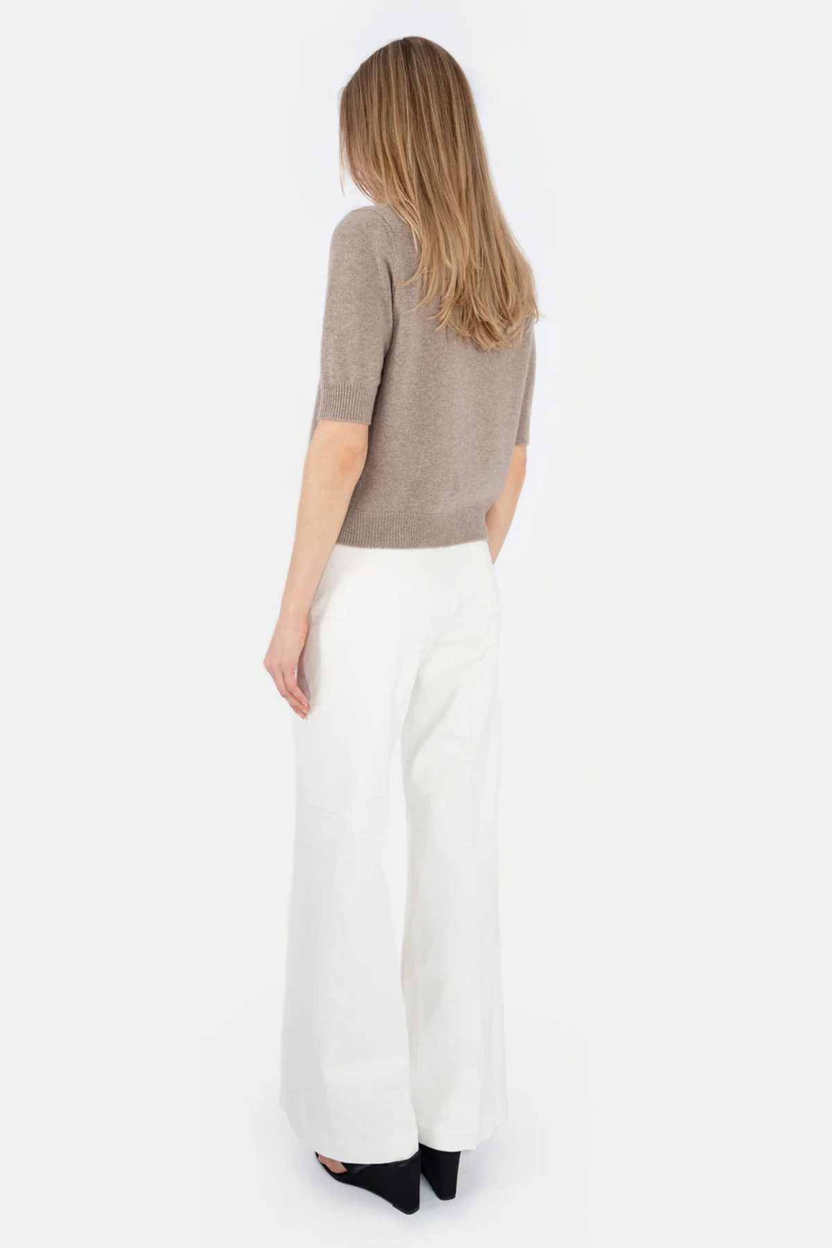 Strickjacke beige Seitenansicht Anna V Berg - C.Wirschke Düsseldorf