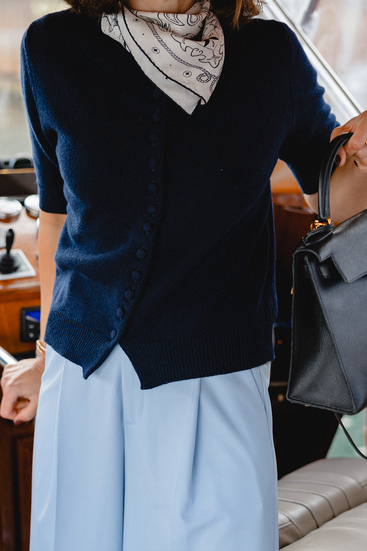 Strickjacke marine Anna V Berg Clsoe-up - C.Wirschke Düsseldorf