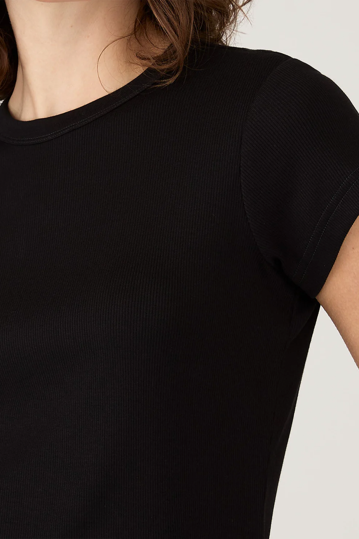 Geripptes T‑Shirt in schwarz