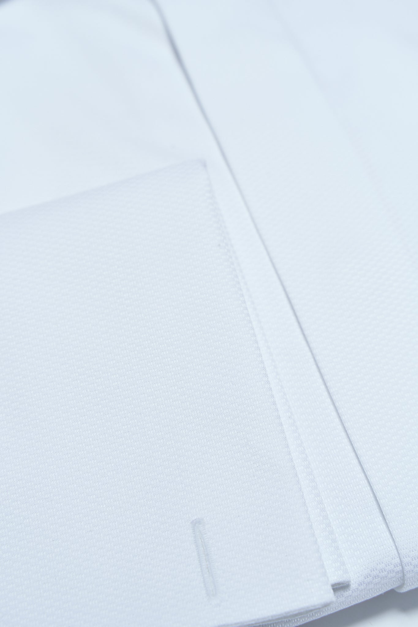 Smokinghemd in weiß mit verdeckter Knopfleiste und Haifischkragen