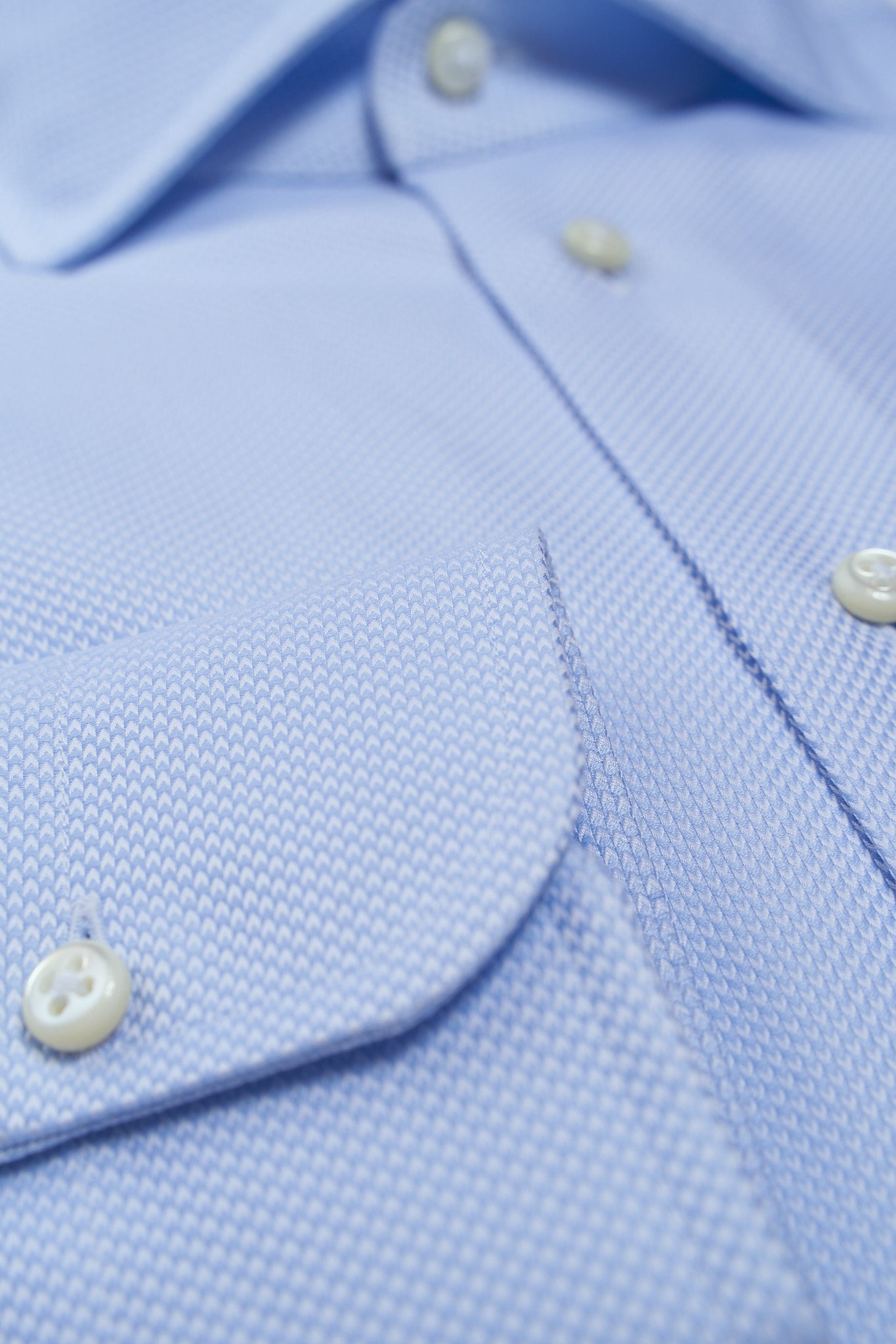Piqué shirt in light blue with shark collar